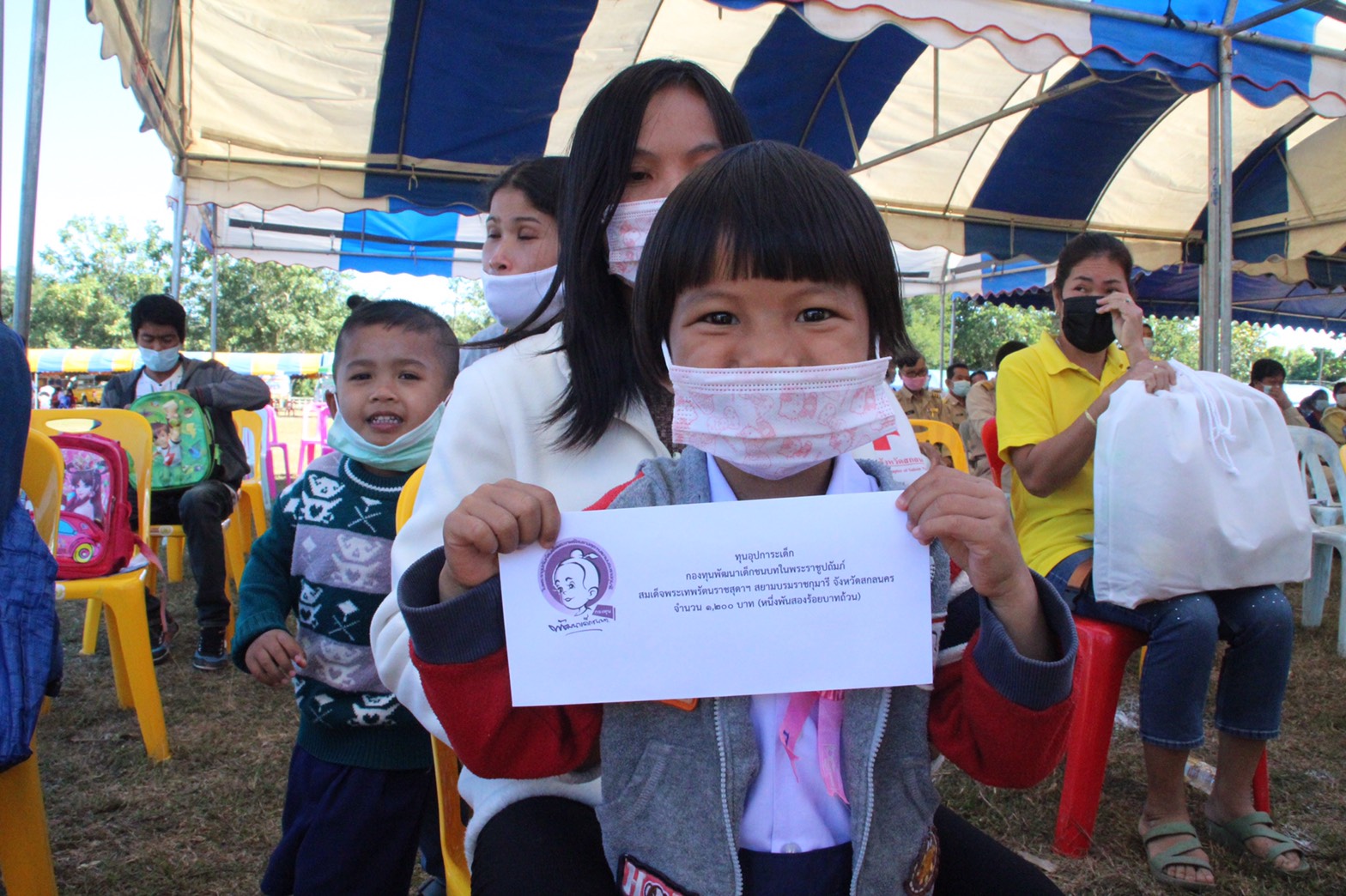 พช.สกลนคร ร่วมกิจกรรม “หน่วยบำบัดทุกข์ บำรุงสุข สร้างรอยยิ้มให้ประชาชน”