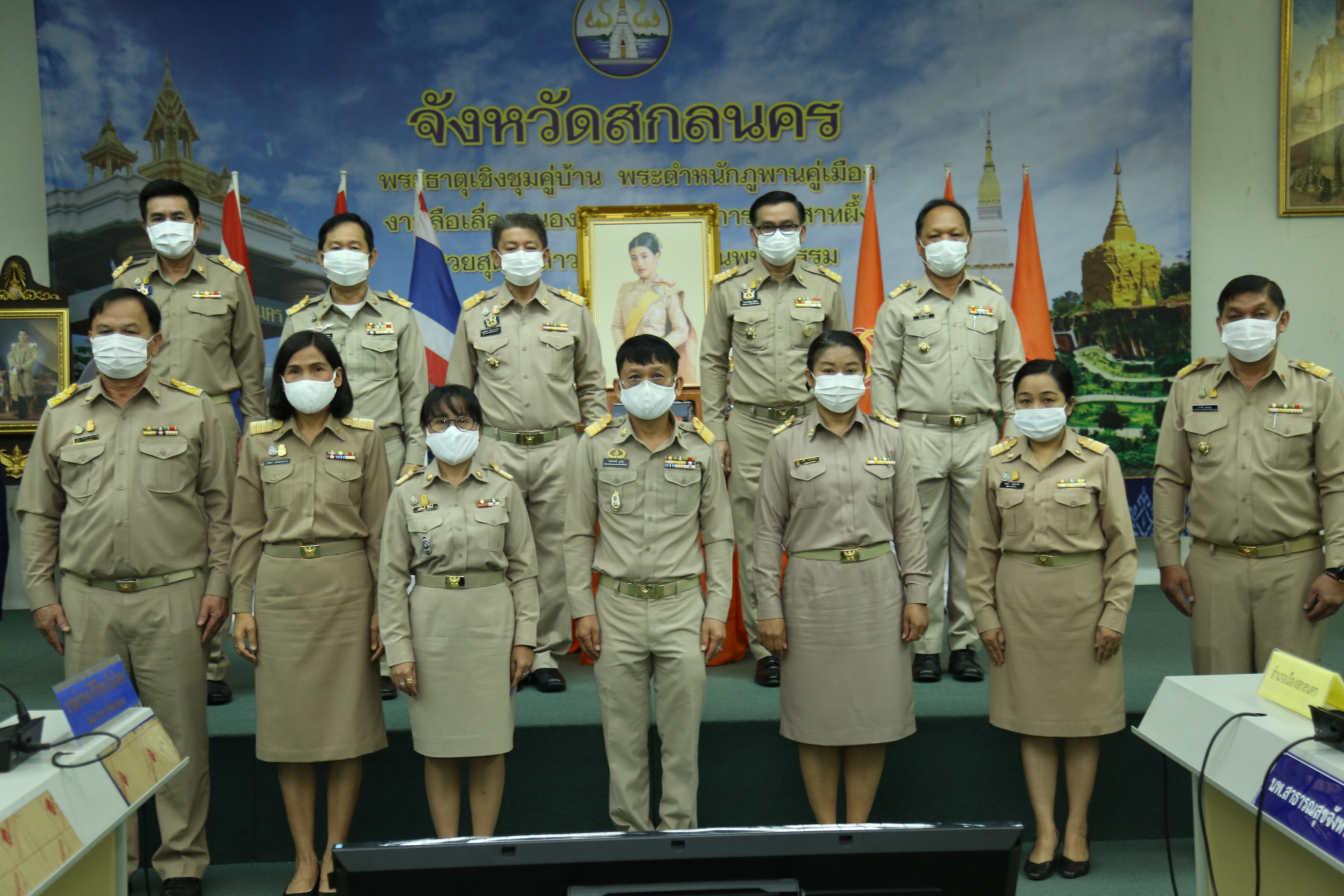 พช.สกลนคร จัดพิธีลงนามถวายพระพรชัยมงคลสมเด็จพระเจ้าลูกเธอ เจ้าฟ้าสิริวัณณวรี นารีรัตนราชกัญญา และพิธีมอบลายผ้าพระราทาน ชื่อลาย “ผ้ามัดหมี่ลายขอเจ้าฟ้าสิริวัณณวรีฯ”