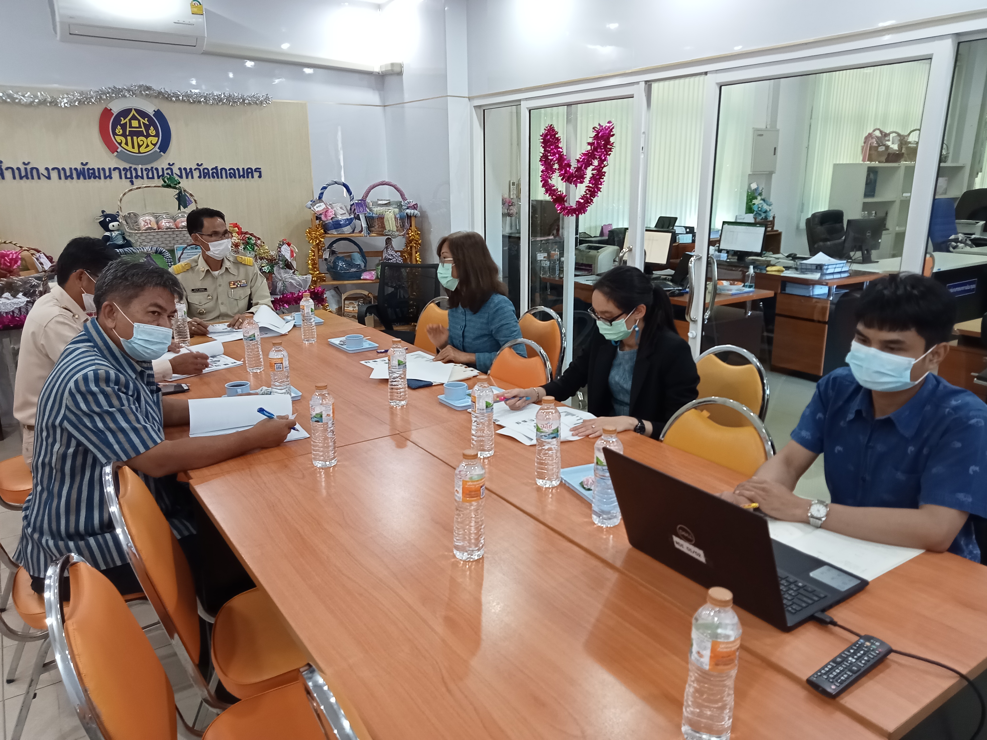พช.สกลนคร ร่วมกับมหาวิทยาลัยราชภัฏสกลนคร ประชุมวางแผนการขับเคลื่อนการแก้ไขปัญหาความยากจนเชิงบูรณาการ ปี 2564  “สกลนคร ฮักแพง แบ่งปัน”