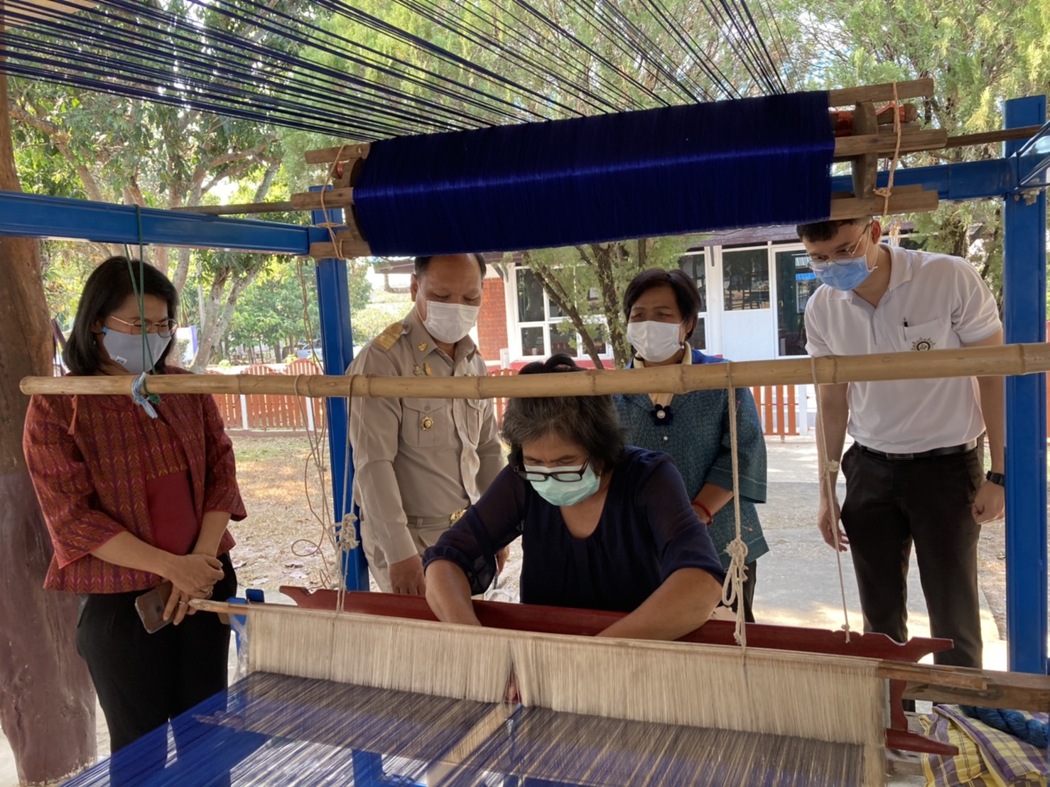 พช.สกลนคร ร่วมให้กำลังใจและติดตามความก้าวหน้าการทอ “ผ้ามัดหมี่ลายขอเจ้าฟ้าสิริวัณณวรีฯ” ตามพระดำริสมเด็จพระเจ้าลูกเธอ เจ้าฟ้าสิริวัณณวรี นารีรัตนราชกัญญา