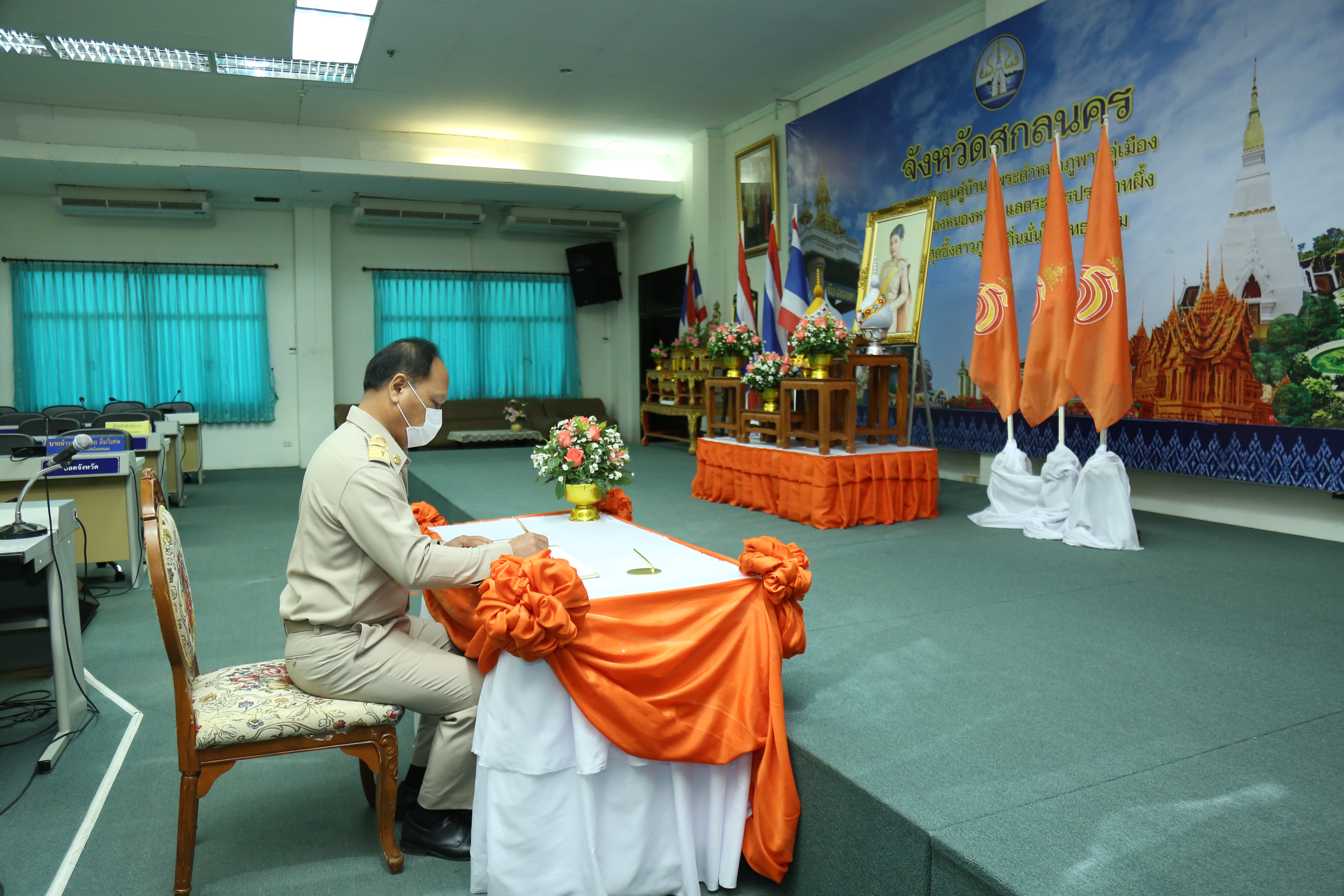 พช.สกลนคร จัดพิธีลงนามถวายพระพรชัยมงคลสมเด็จพระเจ้าลูกเธอ เจ้าฟ้าสิริวัณณวรี นารีรัตนราชกัญญา และพิธีมอบลายผ้าพระราทาน ชื่อลาย “ผ้ามัดหมี่ลายขอเจ้าฟ้าสิริวัณณวรีฯ”