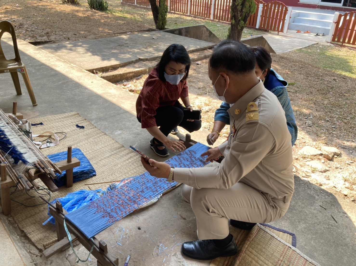 พช.สกลนคร ร่วมให้กำลังใจและติดตามความก้าวหน้าการทอ “ผ้ามัดหมี่ลายขอเจ้าฟ้าสิริวัณณวรีฯ” ตามพระดำริสมเด็จพระเจ้าลูกเธอ เจ้าฟ้าสิริวัณณวรี นารีรัตนราชกัญญา