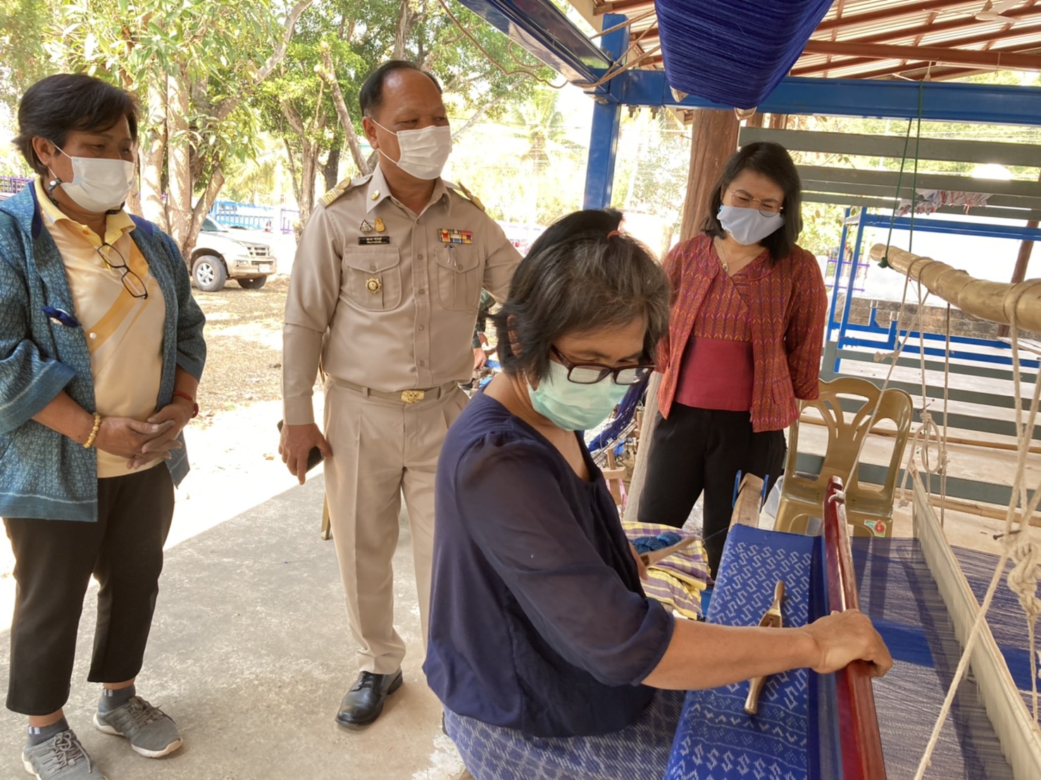 พช.สกลนคร ร่วมให้กำลังใจและติดตามความก้าวหน้าการทอ “ผ้ามัดหมี่ลายขอเจ้าฟ้าสิริวัณณวรีฯ” ตามพระดำริสมเด็จพระเจ้าลูกเธอ เจ้าฟ้าสิริวัณณวรี นารีรัตนราชกัญญา
