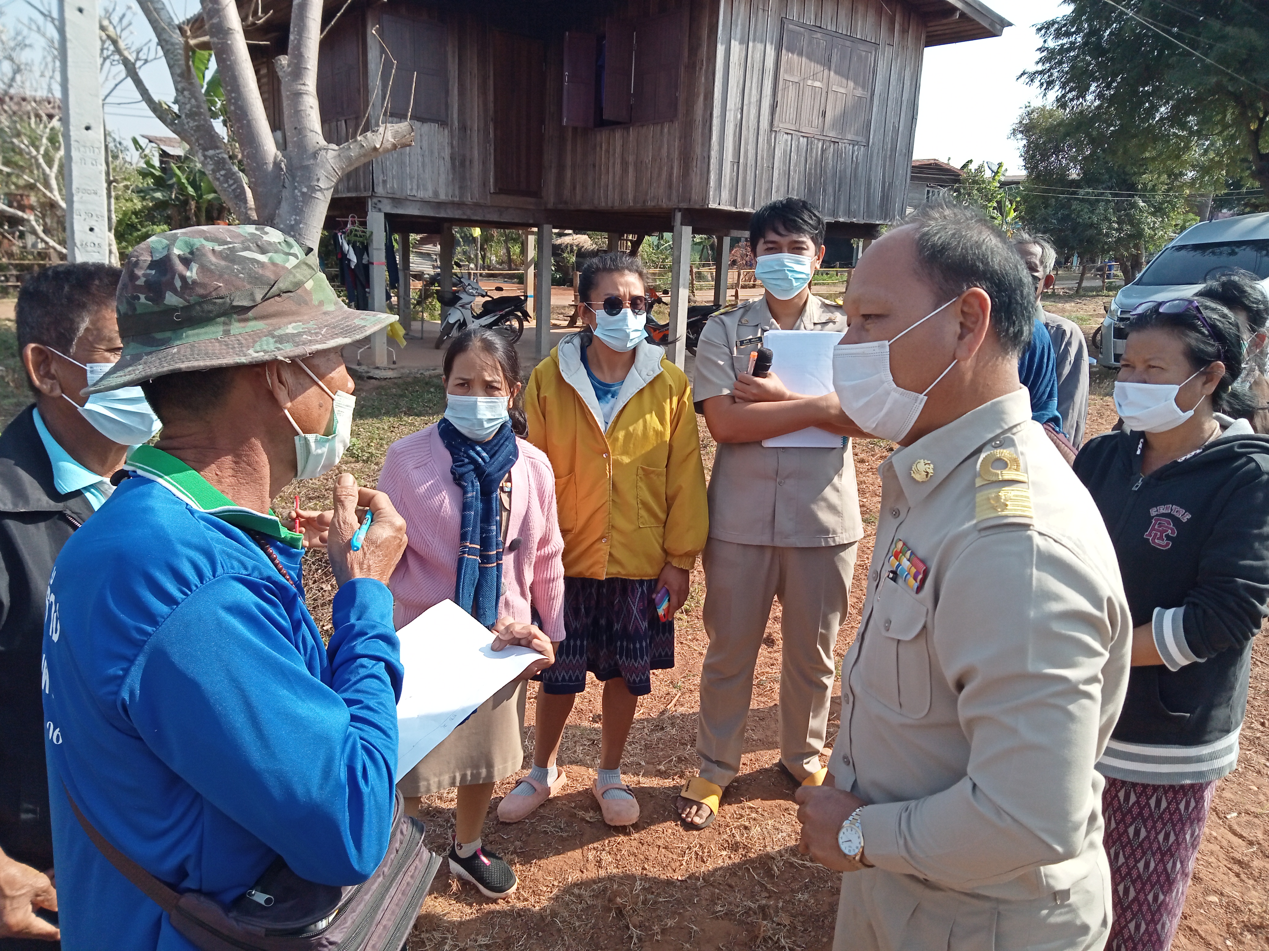 พช.สกลนคร เยี่ยมกลุ่มทอผ้าบ้านดอนกอย และตรวจสอบพื้นที่ในการออกแบบโครงสร้างสถาบันการอนุรักษ์และสืบสานภูมิปัญญาครามสกลนคร