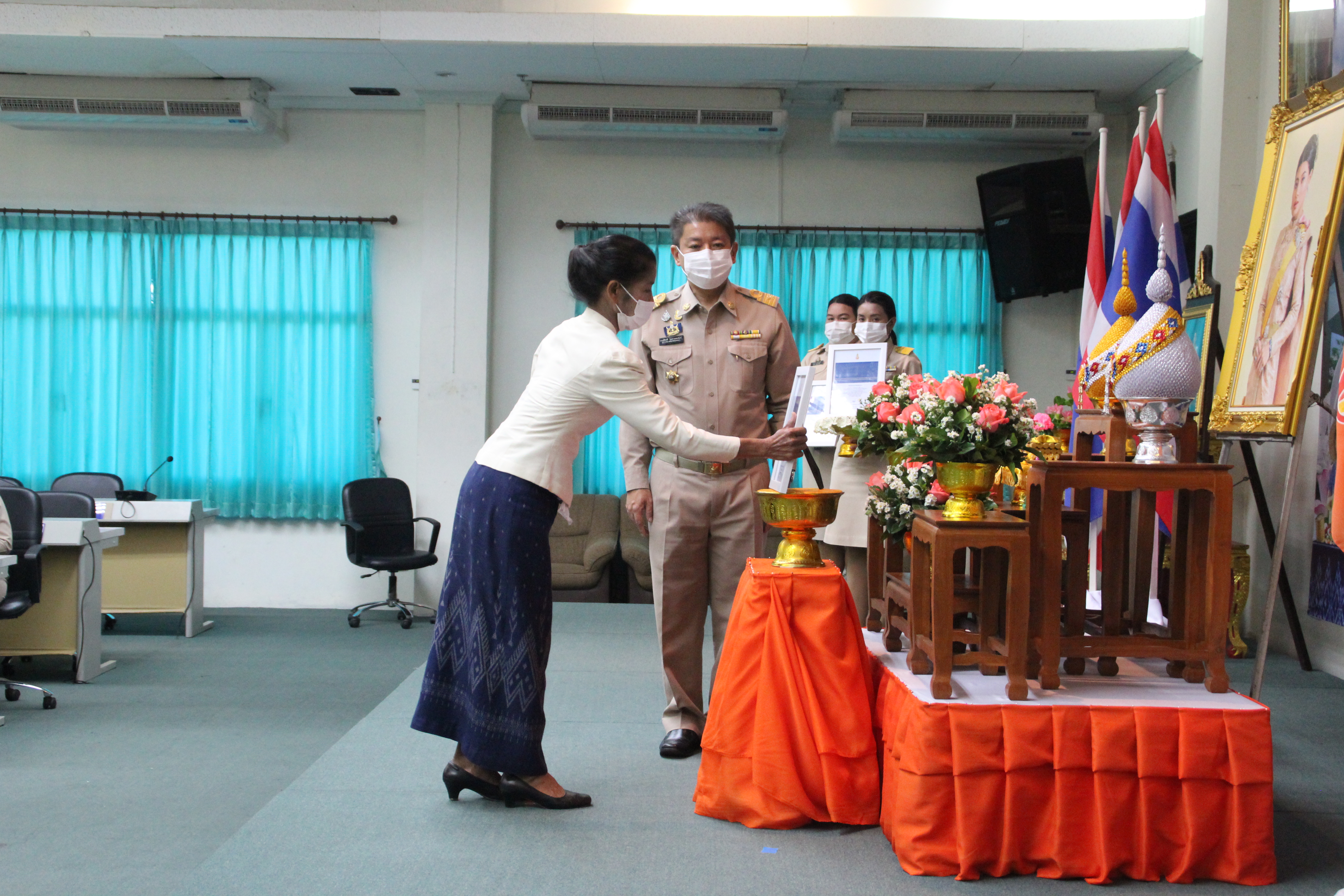 พช.สกลนคร จัดพิธีลงนามถวายพระพรชัยมงคลสมเด็จพระเจ้าลูกเธอ เจ้าฟ้าสิริวัณณวรี นารีรัตนราชกัญญา และพิธีมอบลายผ้าพระราทาน ชื่อลาย “ผ้ามัดหมี่ลายขอเจ้าฟ้าสิริวัณณวรีฯ”