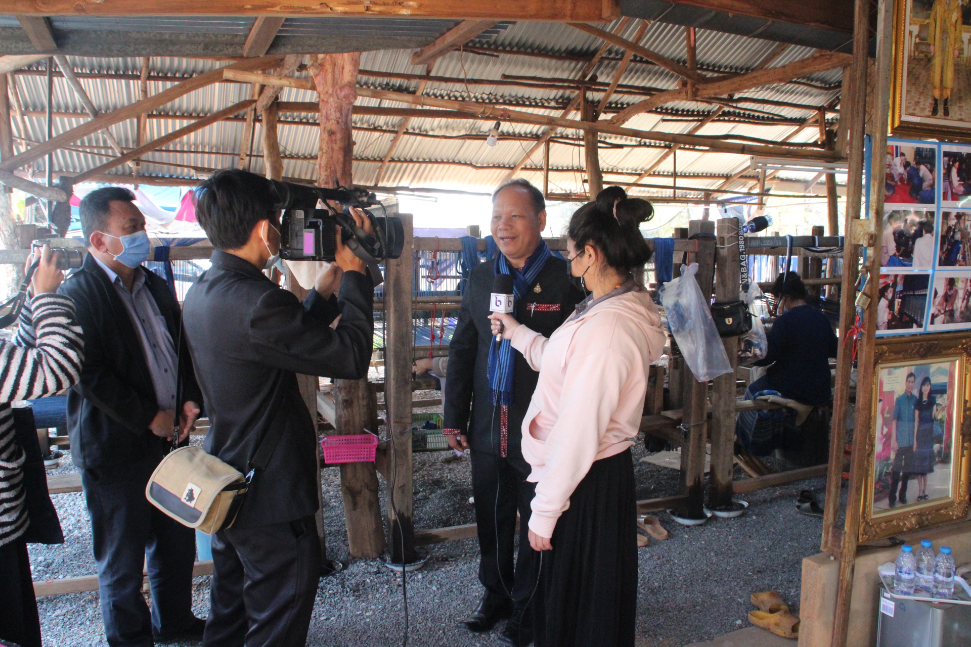 พช.สกลนคร ร่วมให้กำลังใจและติดตามความก้าวหน้าการทอ “ผ้ามัดหมี่ลายขอเจ้าฟ้าสิริวัณณวรีฯ” ตามพระดำริสมเด็จพระเจ้าลูกเธอ เจ้าฟ้าสิริวัณณวรี นารีรัตนราชกัญญา