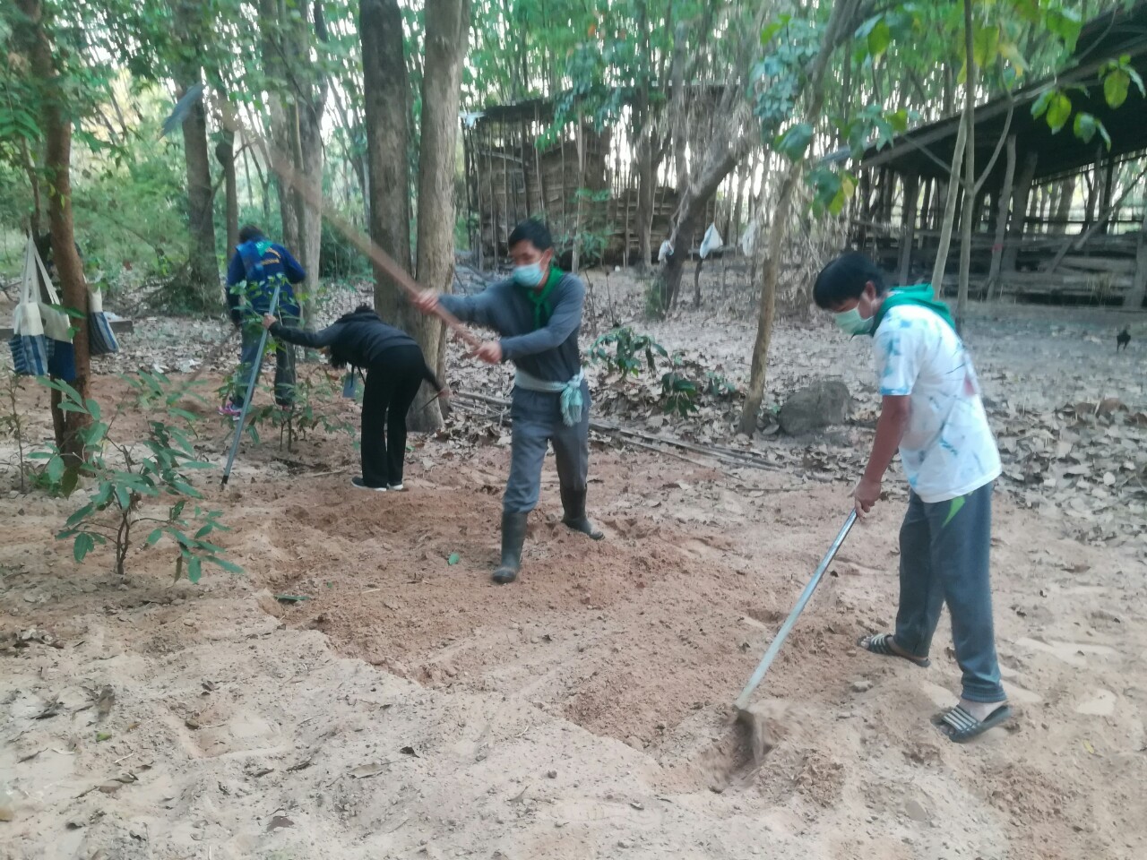 วันที่ 3 ฝึกอบรมเพิ่มทักษะระยะสั้นการพัฒนากสิกรรมสู่ระบบเศรษฐกิจพอเพียง รูปแบบ “โคก หนอง นา โมเดล ” รุ่นที่ 2 ณ ศูนย์กสิกรรมธรรมชาติฅนฮักถิ่น สกลนคร