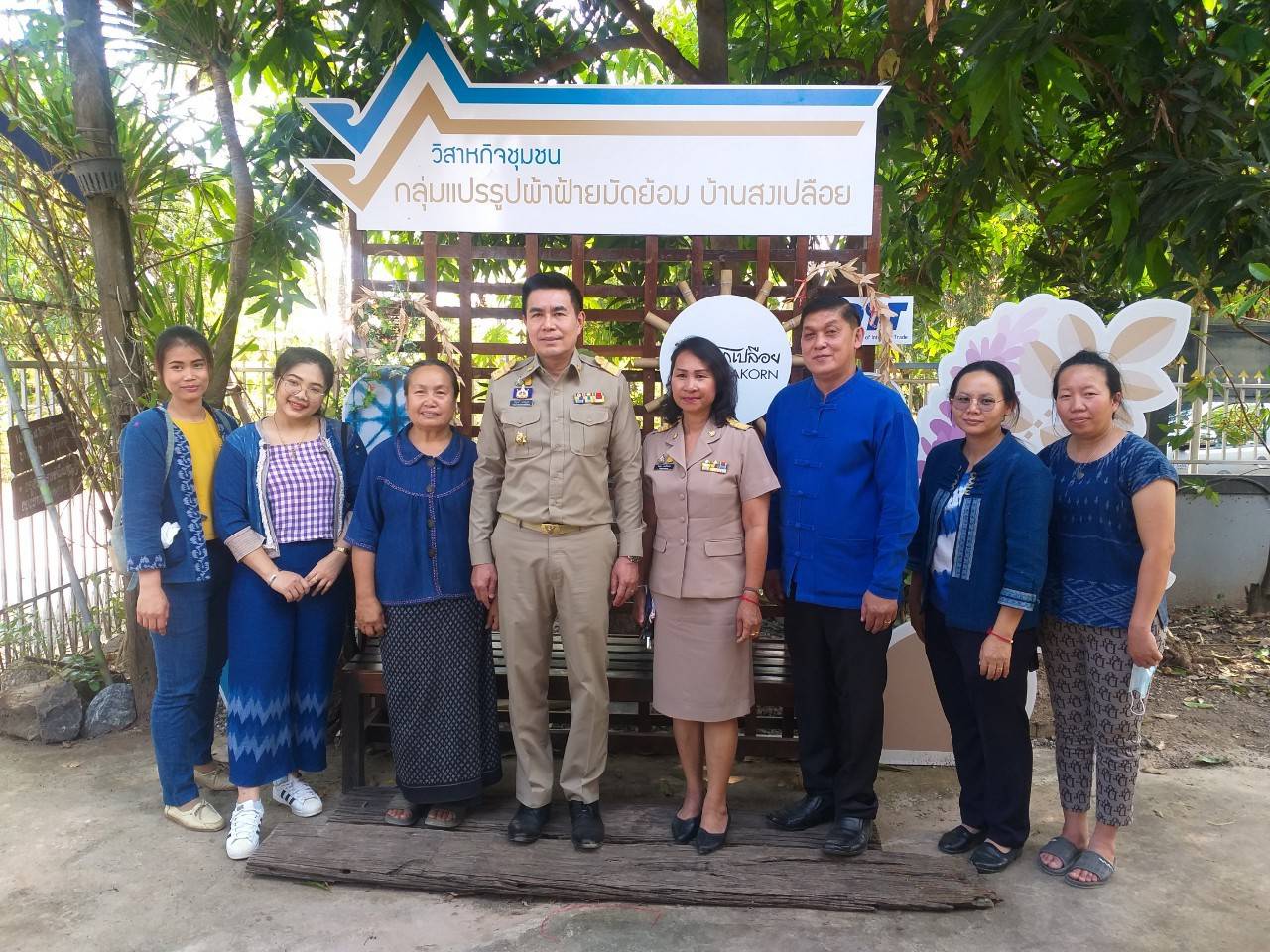 “รองฯ ผู้ว่า สกลนคร” ติดตามการทอ “ผ้ามัดหมี่ ลายขอเจ้าฟ้าสิริวัณณวรีฯ” กลุ่มวิสาหกิจชุมชนแปรรูปผ้าฝ้ายมัดย้อม