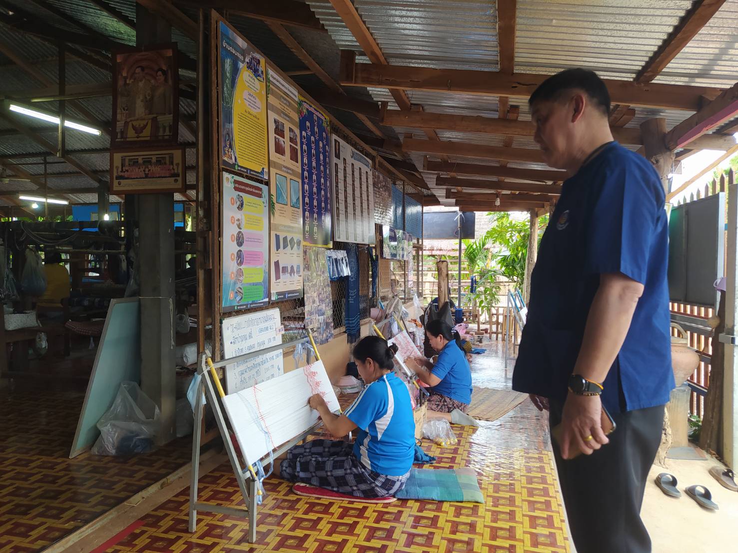 “ผ้ามัด หมี่ลายขอเจ้าฟ้าสิริวัณณวรีฯ” ที่อำเภอพรรณานิคม
