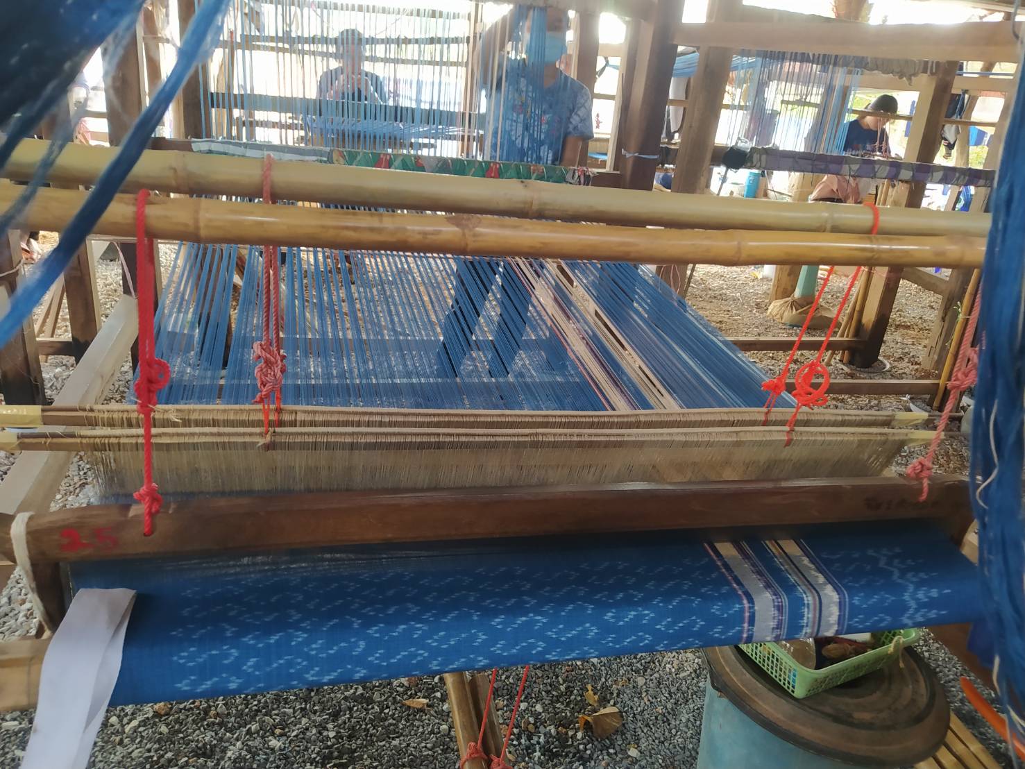 “ผ้ามัด หมี่ลายขอเจ้าฟ้าสิริวัณณวรีฯ” ที่อำเภอพรรณานิคม