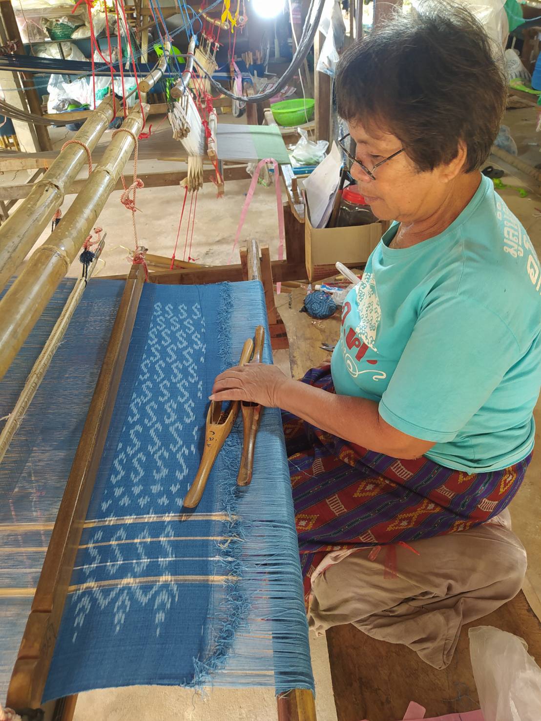 “ผ้ามัด หมี่ลายขอเจ้าฟ้าสิริวัณณวรีฯ” ที่อำเภอพรรณานิคม