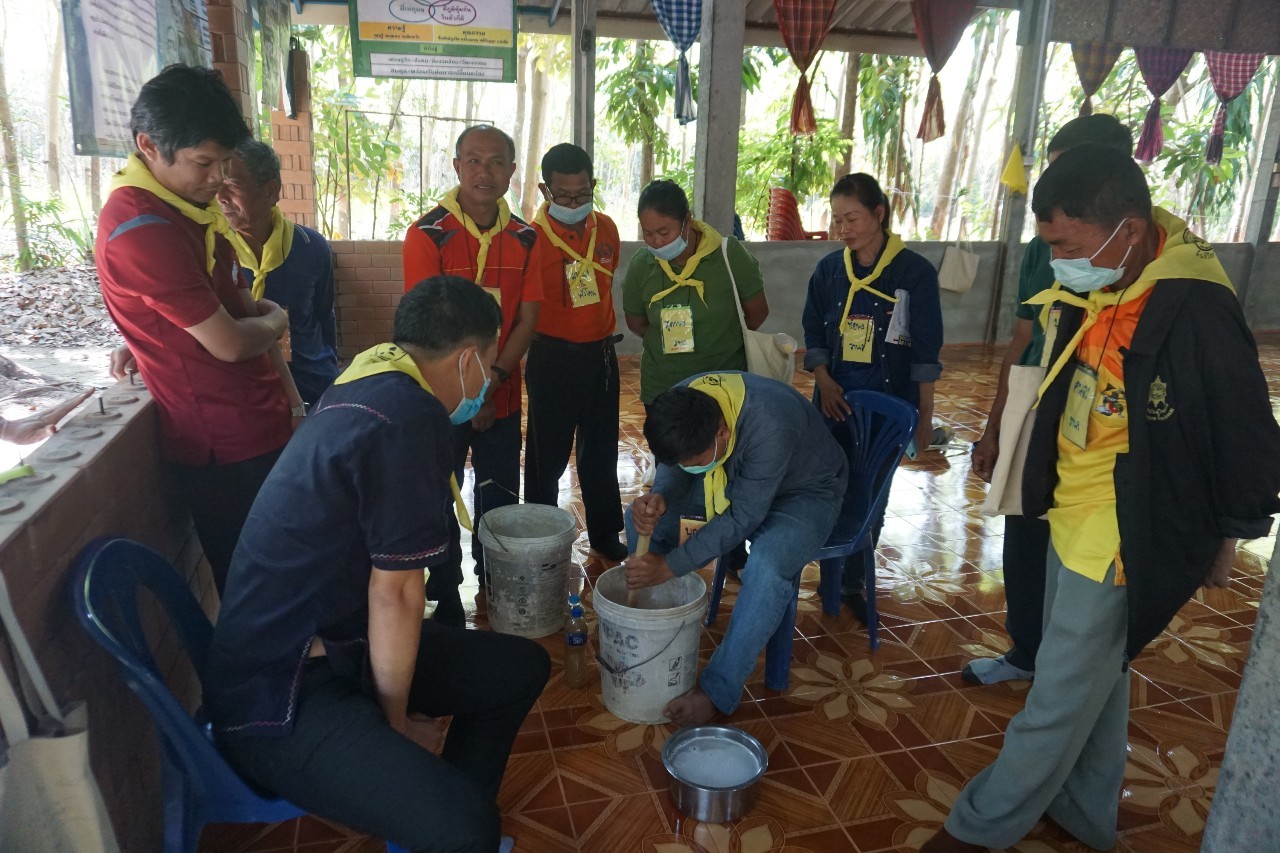 วันที่ 2 โครงการสร้างแกนนำขับเคลื่อนหมู่บ้านเศรษฐกิจพอเพียง รุ่นที่ 1 ณ ศูนย์กสิกรรมธรรมชาติฅนฮักถิ่น สกลนคร