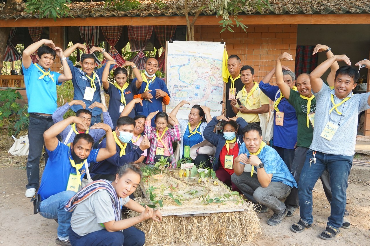 วันที่ 3 โครงการสร้างแกนนำขับเคลื่อนหมู่บ้านเศรษฐกิจพอเพียง รุ่นที่ 1 ณ ศูนย์กสิกรรมธรรมชาติฅนฮักถิ่น สกลนคร