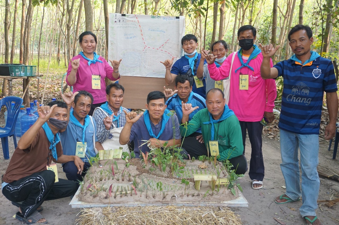 วันที่ 3 โครงการสร้างแกนนำขับเคลื่อนหมู่บ้านเศรษฐกิจพอเพียง รุ่นที่ 1 ณ ศูนย์กสิกรรมธรรมชาติฅนฮักถิ่น สกลนคร