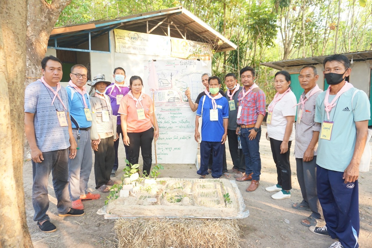 วันที่ 3 โครงการสร้างแกนนำขับเคลื่อนหมู่บ้านเศรษฐกิจพอเพียง รุ่นที่ 1 ณ ศูนย์กสิกรรมธรรมชาติฅนฮักถิ่น สกลนคร