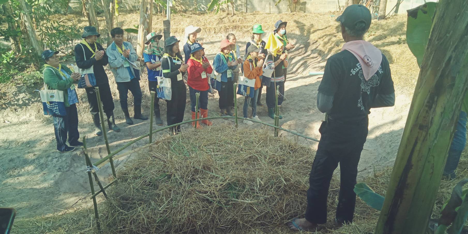 ฝึกทักษะ “โคก หนอง นา ” ตามหลักปรัชญาของเศรษฐกิจพอเพียง วันที่ 4 ณ ศูนย์กสิกรรมธรรมชาติฅนฮักถิ่น สกลนคร