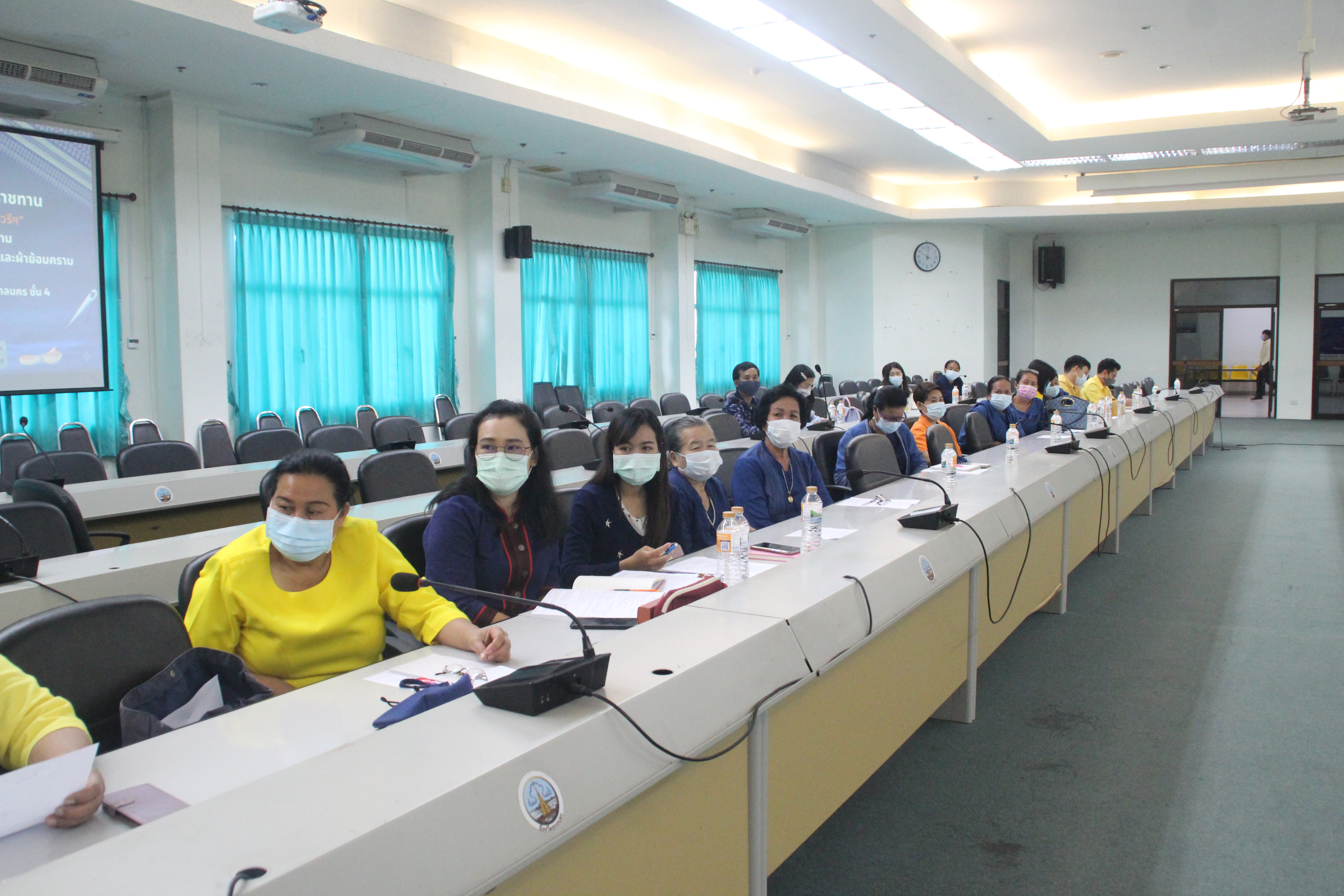 จังหวัดสกลนคร เร่งขับเคลื่อนการส่งเสริมและพัฒนาผ้าลายพระราชทาน “ผ้ามัดหมี่ลายขอเจ้าฟ้าสิริวัณณวรีฯ” ในการจัดประกวดผ้าลายพระราชทานแบบดั้งเดิมและลายสร้างสรรค์ ในงานรวมน้ำใจไทสกลและงานกาชาดจังหวัดสกลนคร ประจำปี 2564