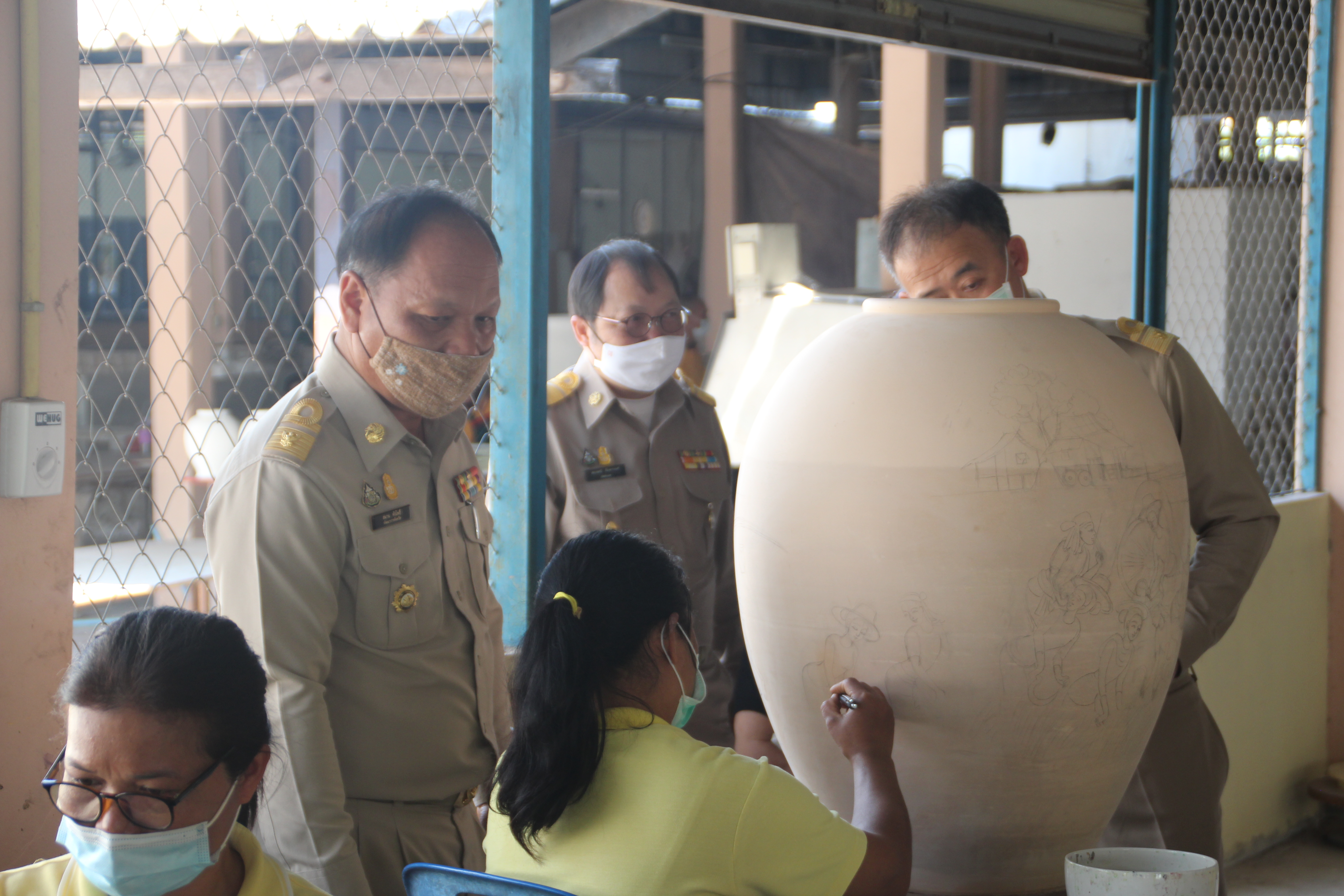 “ ผู้ว่าฯ สกล” พร้อมคณะ ตรวจเยี่ยมศูนย์ส่งเสริมศิลปาชีพบ้านกุดนาขาม และฟาร์มตัวอย่างตามแนวพระราชดำริฯ