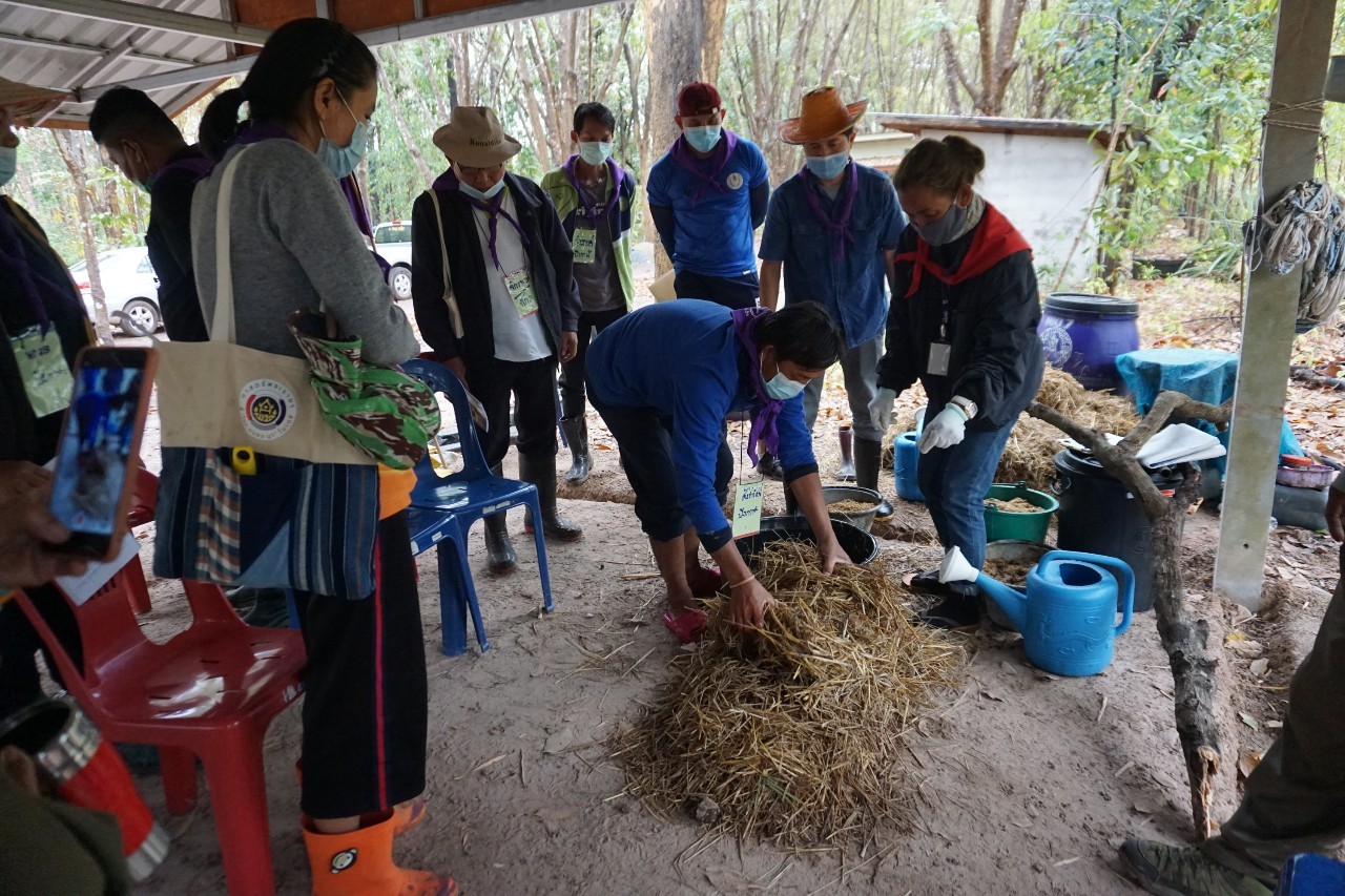 “โคก หนอง นา ” ตามหลักปรัชญาของเศรษฐกิจพอเพียง วันที่ 2 ณ ศูนย์กสิกรรมธรรมชาติฅนฮักถิ่น สกลนคร