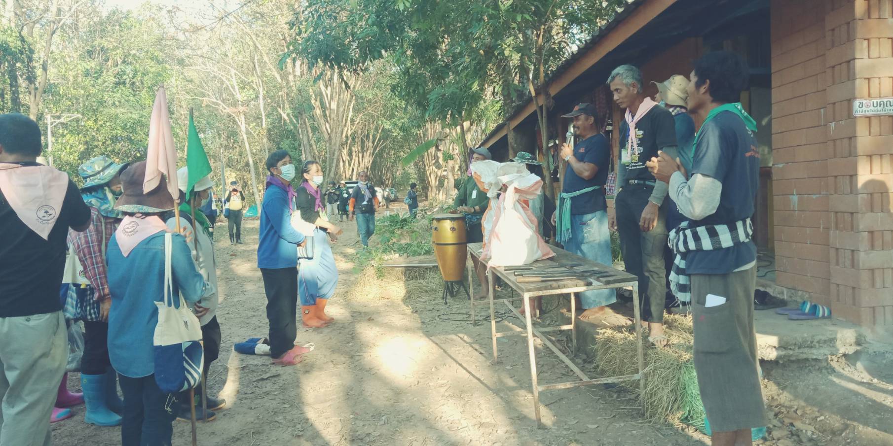 ฝึกทักษะ “โคก หนอง นา ” ตามหลักปรัชญาของเศรษฐกิจพอเพียง วันที่ 4 ณ ศูนย์กสิกรรมธรรมชาติฅนฮักถิ่น สกลนคร