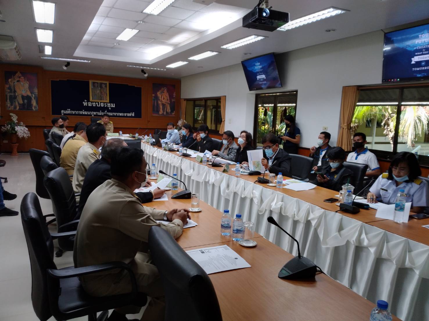 พช.สกลนคร ร่วมประชุมติดตามความก้าวหน้าโครงการส่งเสริมอาชีพราษฎร