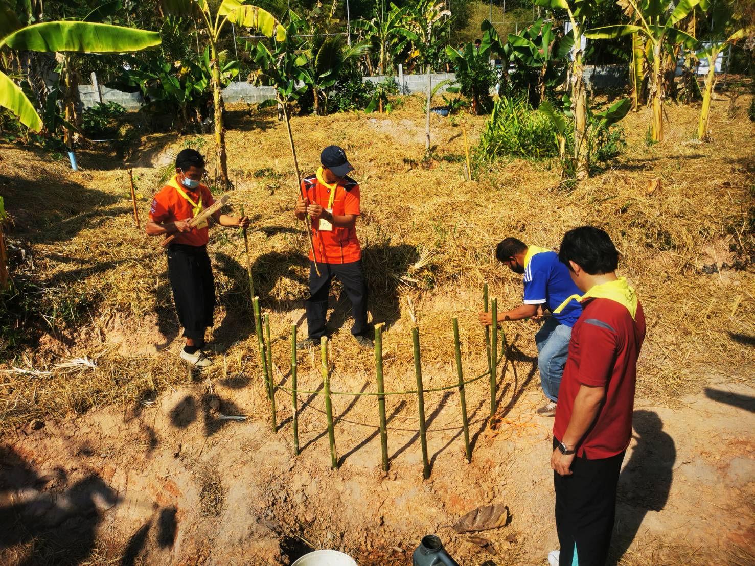 วันที่ 2 โครงการสร้างแกนนำขับเคลื่อนหมู่บ้านเศรษฐกิจพอเพียง รุ่นที่ 1 ณ ศูนย์กสิกรรมธรรมชาติฅนฮักถิ่น สกลนคร