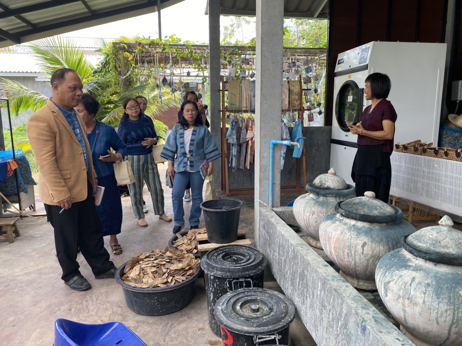 พช.สกลนคร ร่วมกับกลุ่มทอผ้าบ้านดอนกอย เตรียมความพร้อมสู่การจัดตั้งสถาบันการอนุรักษ์และสืบสานภูมิปัญญาครามสกลนคร