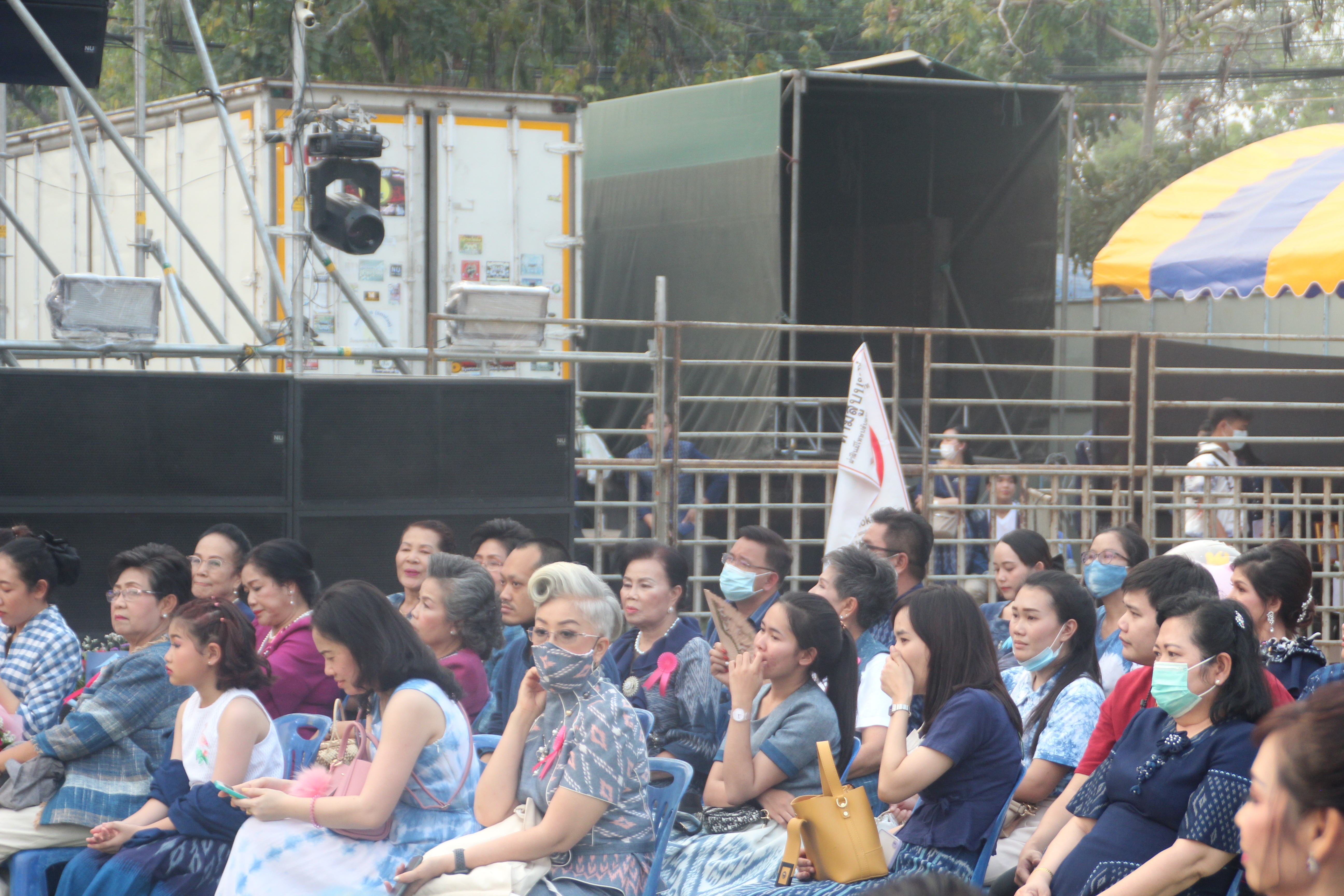 มหัศจรรย์ แฟชั่นโชว์ ”ผ้ามัดหมี่ลายขอเจ้าฟ้าสิริวัณณวรีฯ” ที่นี่ สกลนคร