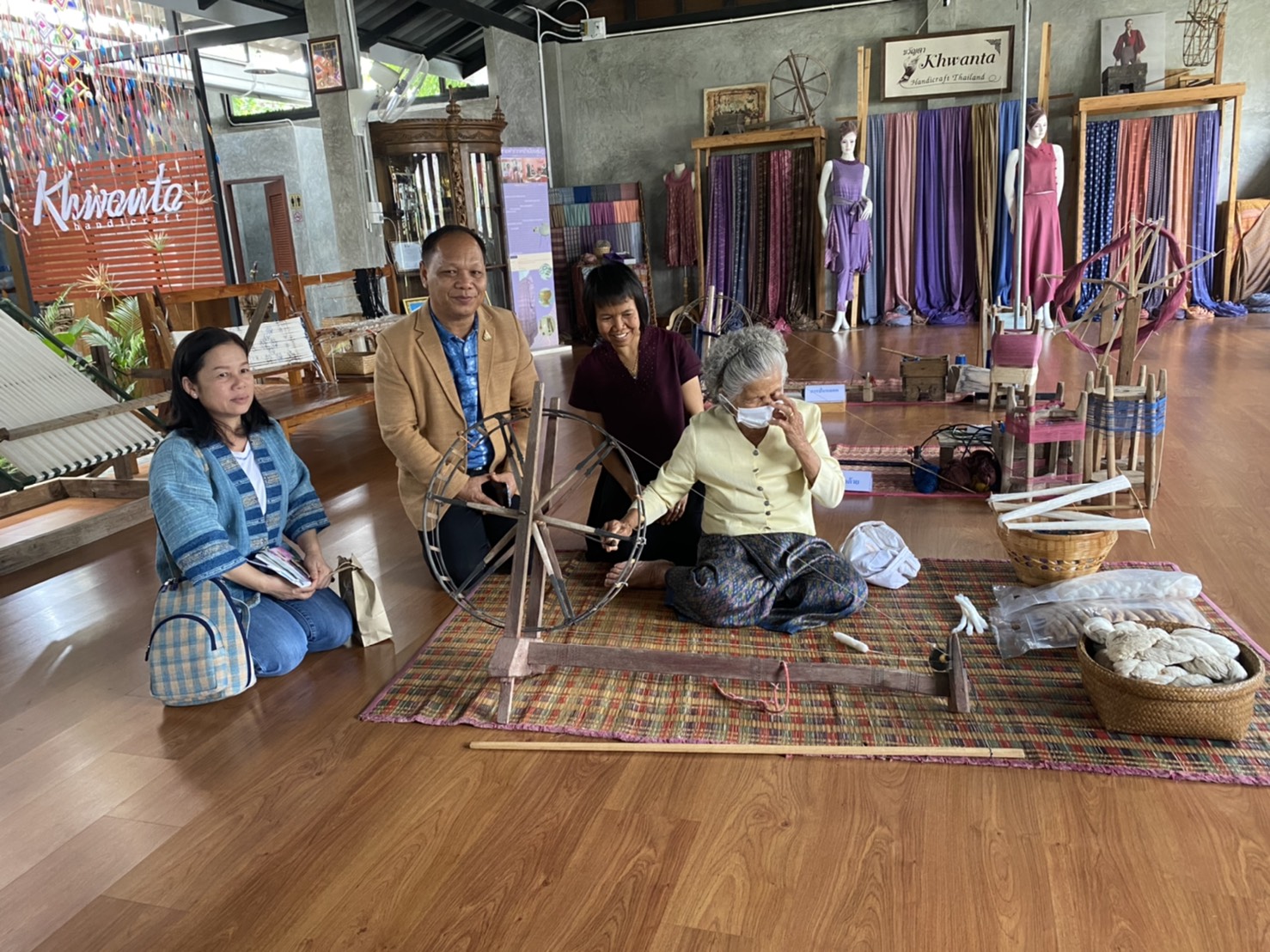 พช.สกลนคร ร่วมกับกลุ่มทอผ้าบ้านดอนกอย เตรียมความพร้อมสู่การจัดตั้งสถาบันการอนุรักษ์และสืบสานภูมิปัญญาครามสกลนคร