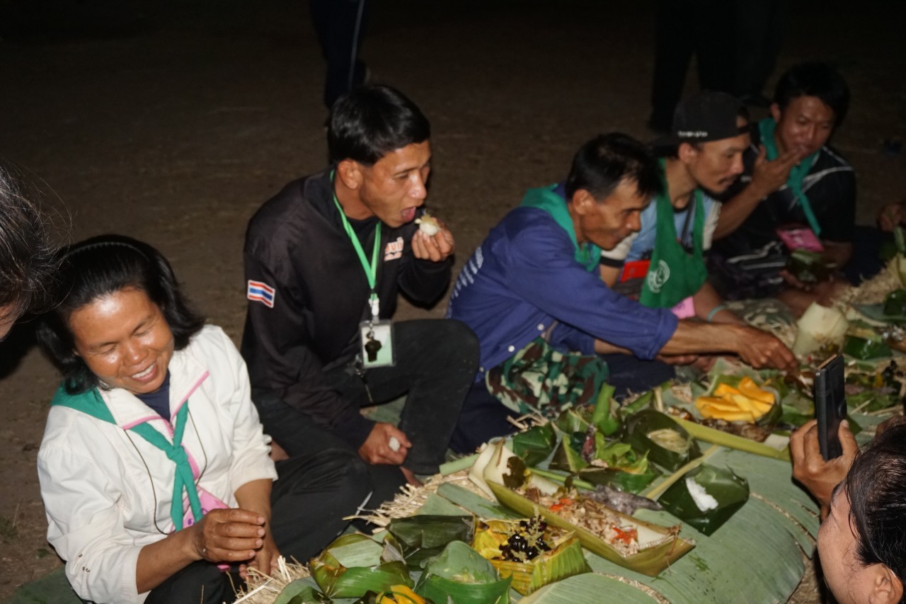 วันที่ 4 โครงการสร้างแกนนำขับเคลื่อนหมู่บ้านเศรษฐกิจพอเพียง รุ่นที่ 2 ณ ศูนย์กสิกรรมธรรมชาติฅนฮักถิ่น สกลนคร
