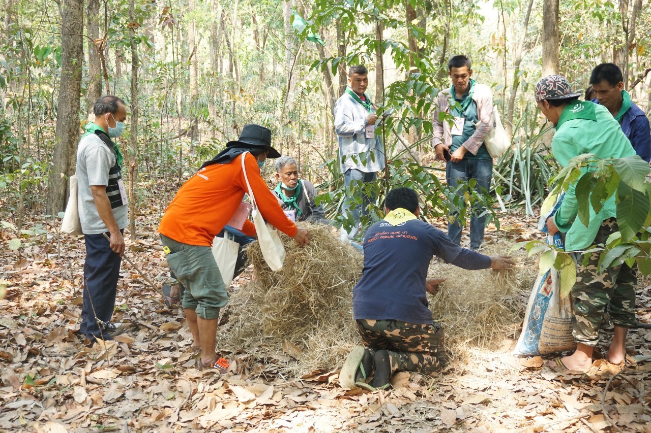 วันที่ 2 โครงการสร้างแกนนำขับเคลื่อนหมู่บ้านเศรษฐกิจพอเพียง รุ่นที่ 2 ณ ศูนย์กสิกรรมธรรมชาติฅนฮักถิ่น สกลนคร