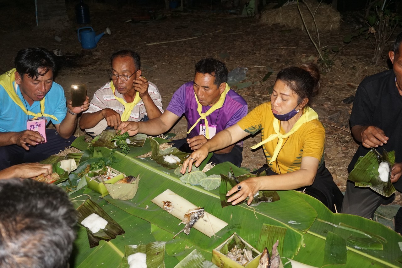 วันที่ 4 โครงการสร้างแกนนำขับเคลื่อนหมู่บ้านเศรษฐกิจพอเพียง รุ่นที่ 2 ณ ศูนย์กสิกรรมธรรมชาติฅนฮักถิ่น สกลนคร