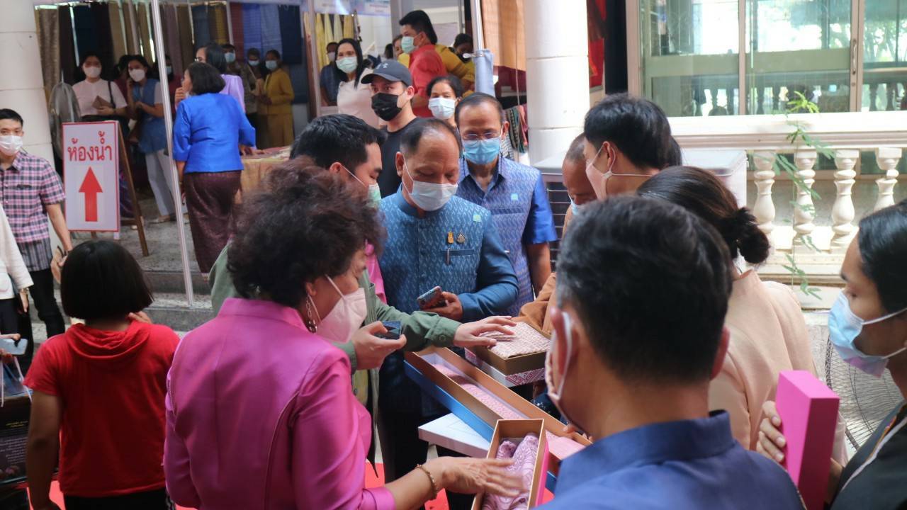 พช.สกลนคร ร่วมงานมหกรรมซื้อขายแลกเปลี่ยนเส้นไหมและผลิตเส้นไหมระดับประเทศ ณ ศูนย์ไหมนครชัยบุรินทร์ อำเภอปักธงชัย จังหวัดนครราชสีมา