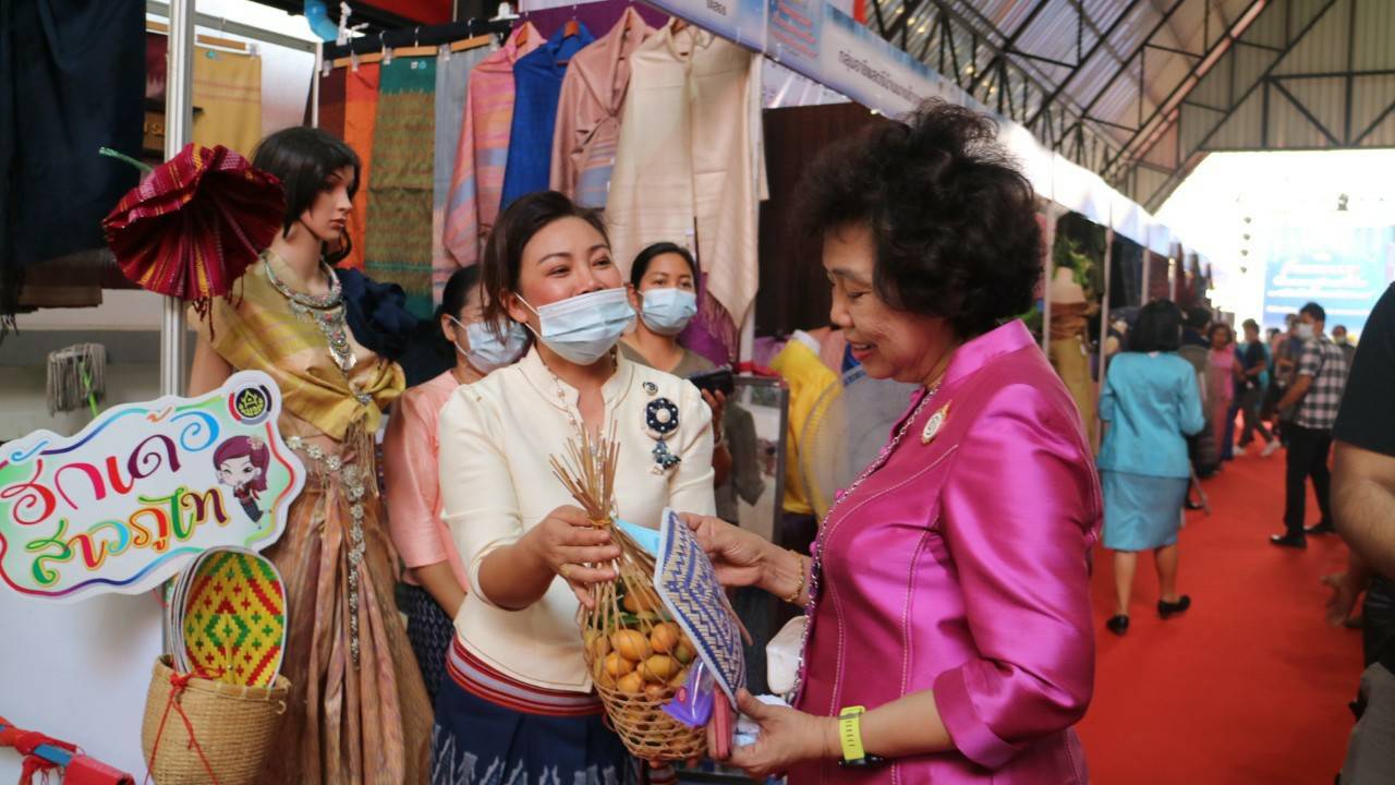 พช.สกลนคร ร่วมงานมหกรรมซื้อขายแลกเปลี่ยนเส้นไหมและผลิตเส้นไหมระดับประเทศ ณ ศูนย์ไหมนครชัยบุรินทร์ อำเภอปักธงชัย จังหวัดนครราชสีมา
