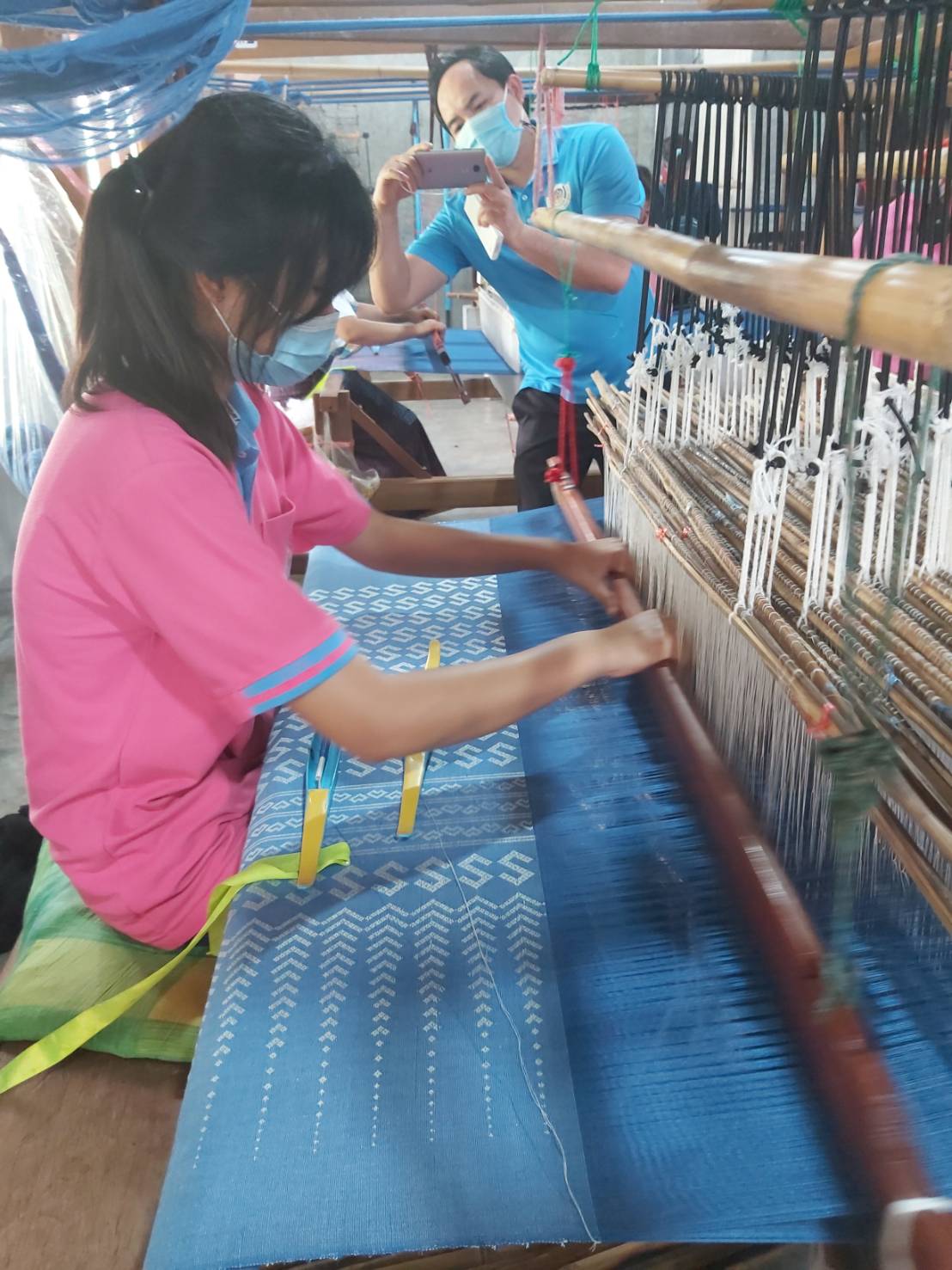 พช.สกลนคร ร่วมกับกลุ่มทอผ้าบ้านดอนกอย เตรียมความพร้อมสู่การจัดตั้งสถาบันการอนุรักษ์และสืบสานภูมิปัญญาครามสกลนคร