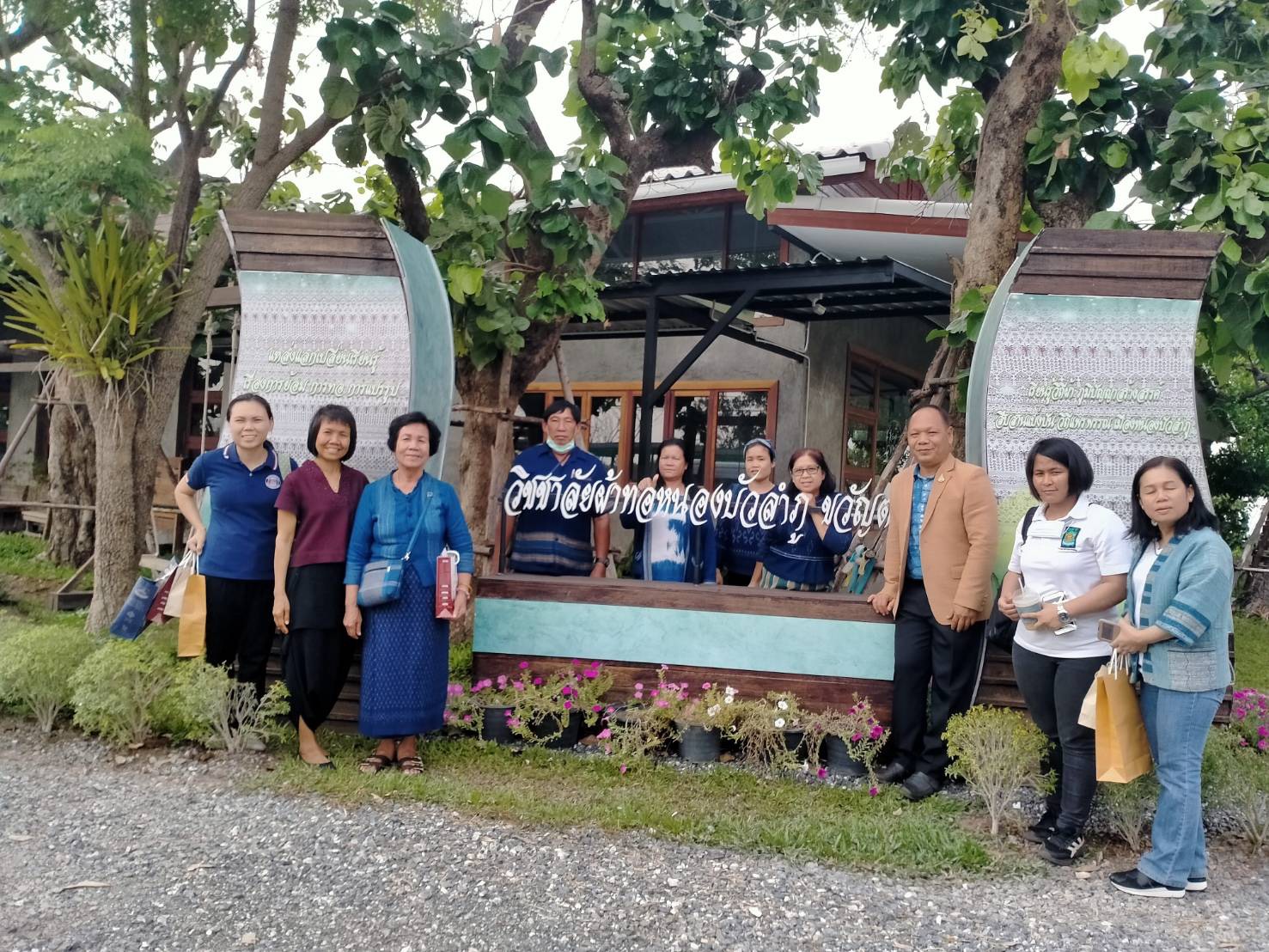 พช.สกลนคร ร่วมกับกลุ่มทอผ้าบ้านดอนกอย เตรียมความพร้อมสู่การจัดตั้งสถาบันการอนุรักษ์และสืบสานภูมิปัญญาครามสกลนคร