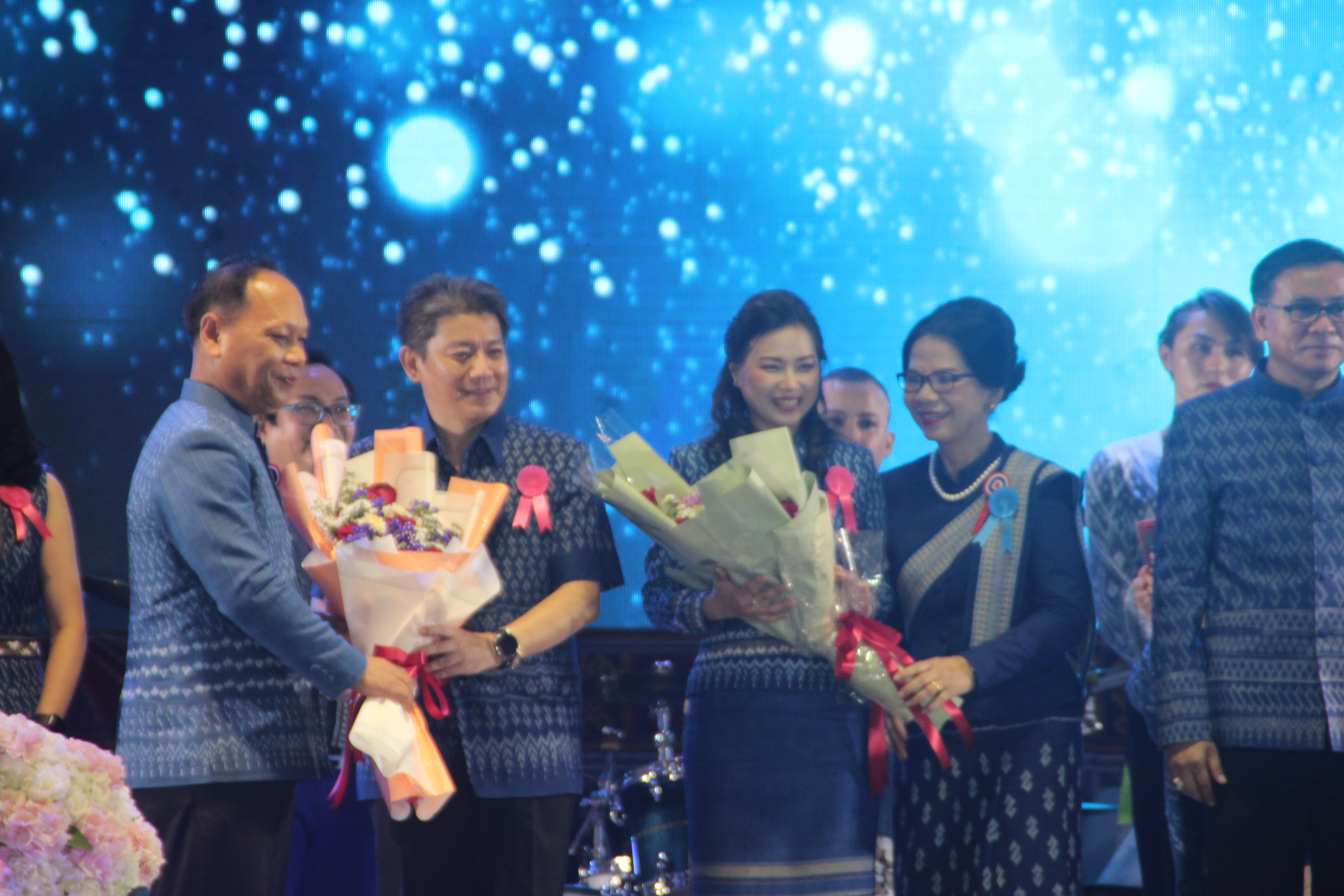 มหัศจรรย์ แฟชั่นโชว์ ”ผ้ามัดหมี่ลายขอเจ้าฟ้าสิริวัณณวรีฯ” ที่นี่ สกลนคร