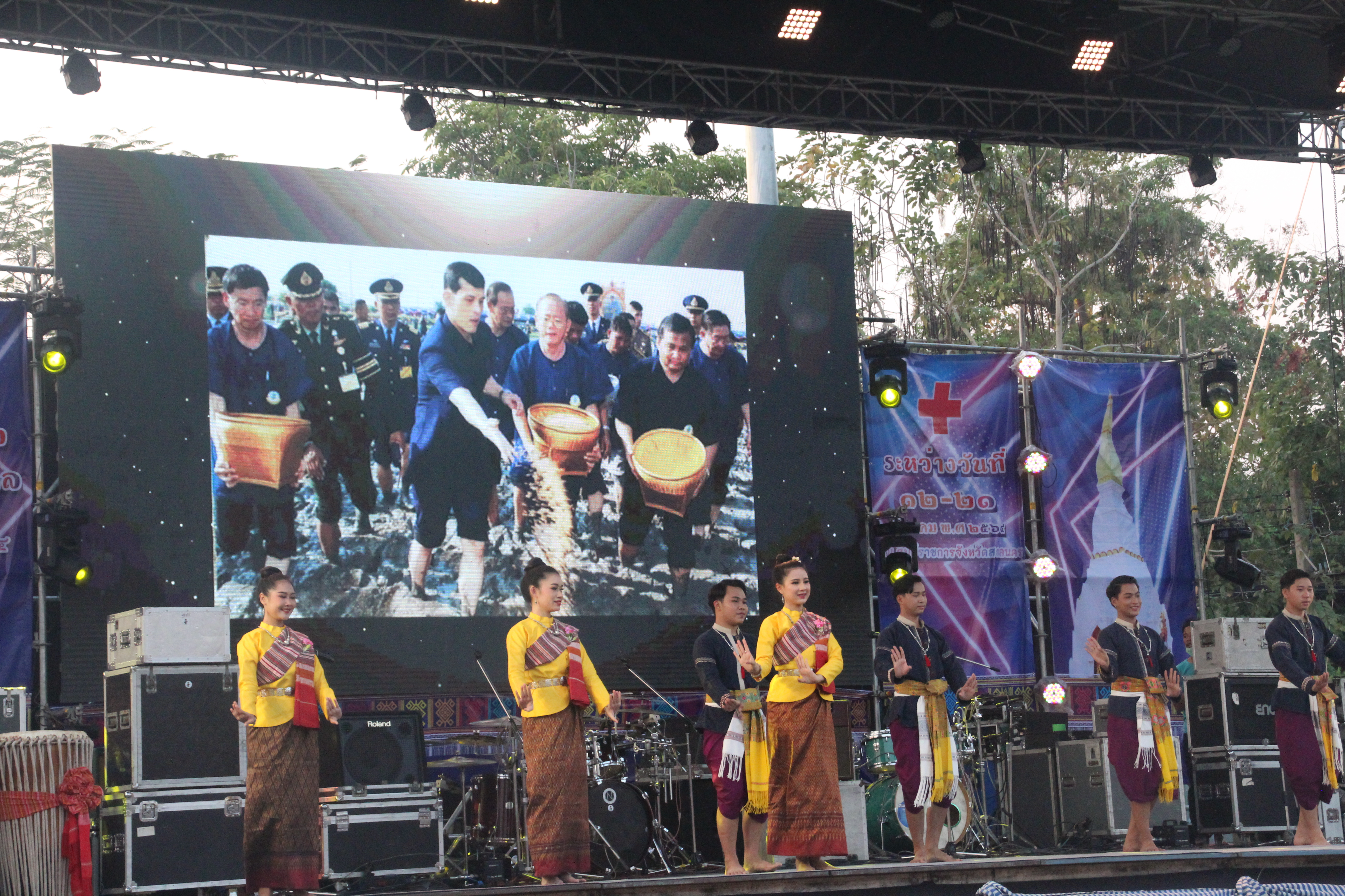 จังหวัดสกลนคร สวมใส่ผ้าไทย งานรวมน้ำใจไทยสกล