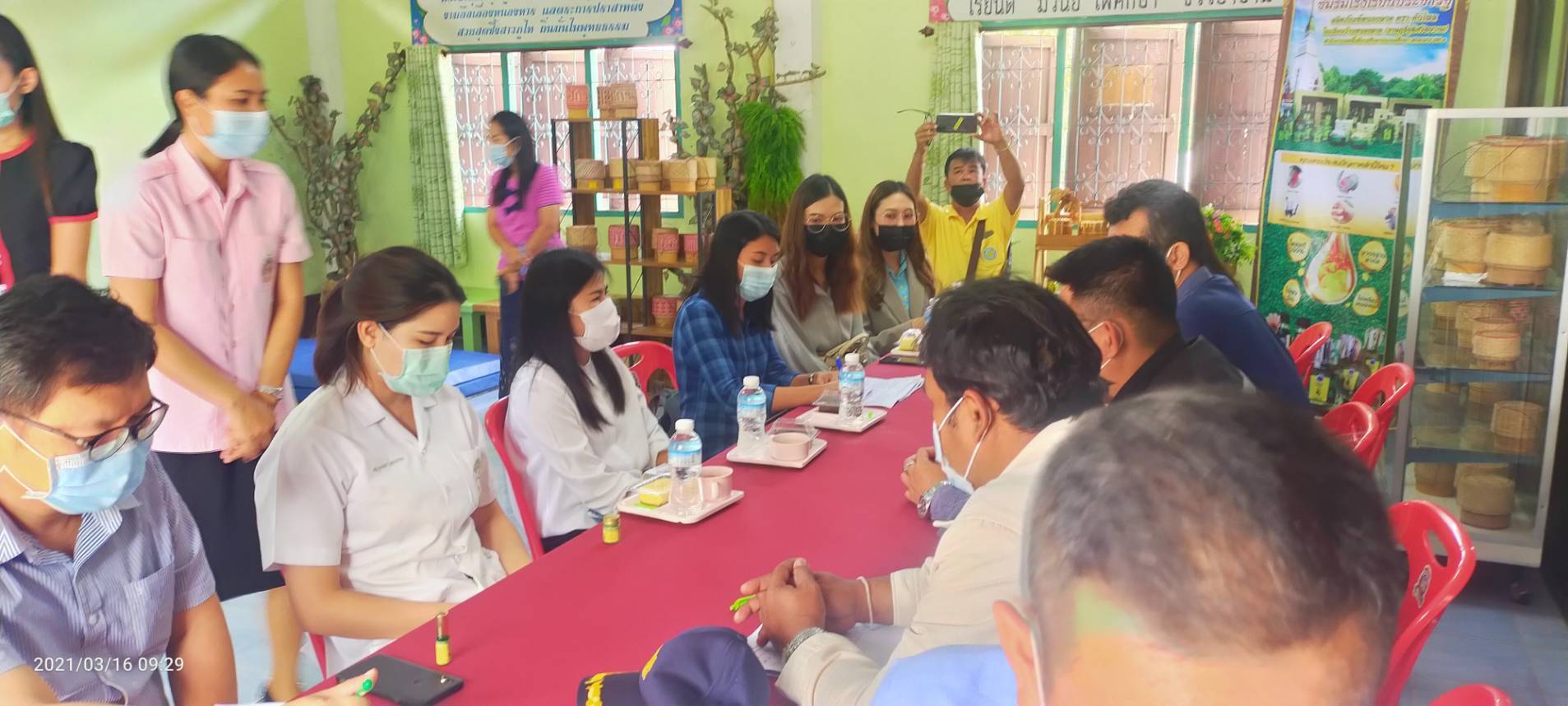 พช.สกลนคร ติดตามและสนับสนุนการพัฒนาผลิตภัณฑ์ของกลุ่มผู้ผลิต OTOP ตามโครงการส่งเสริมกระบวนการเครือข่ายองค์ความรู้ KBO
