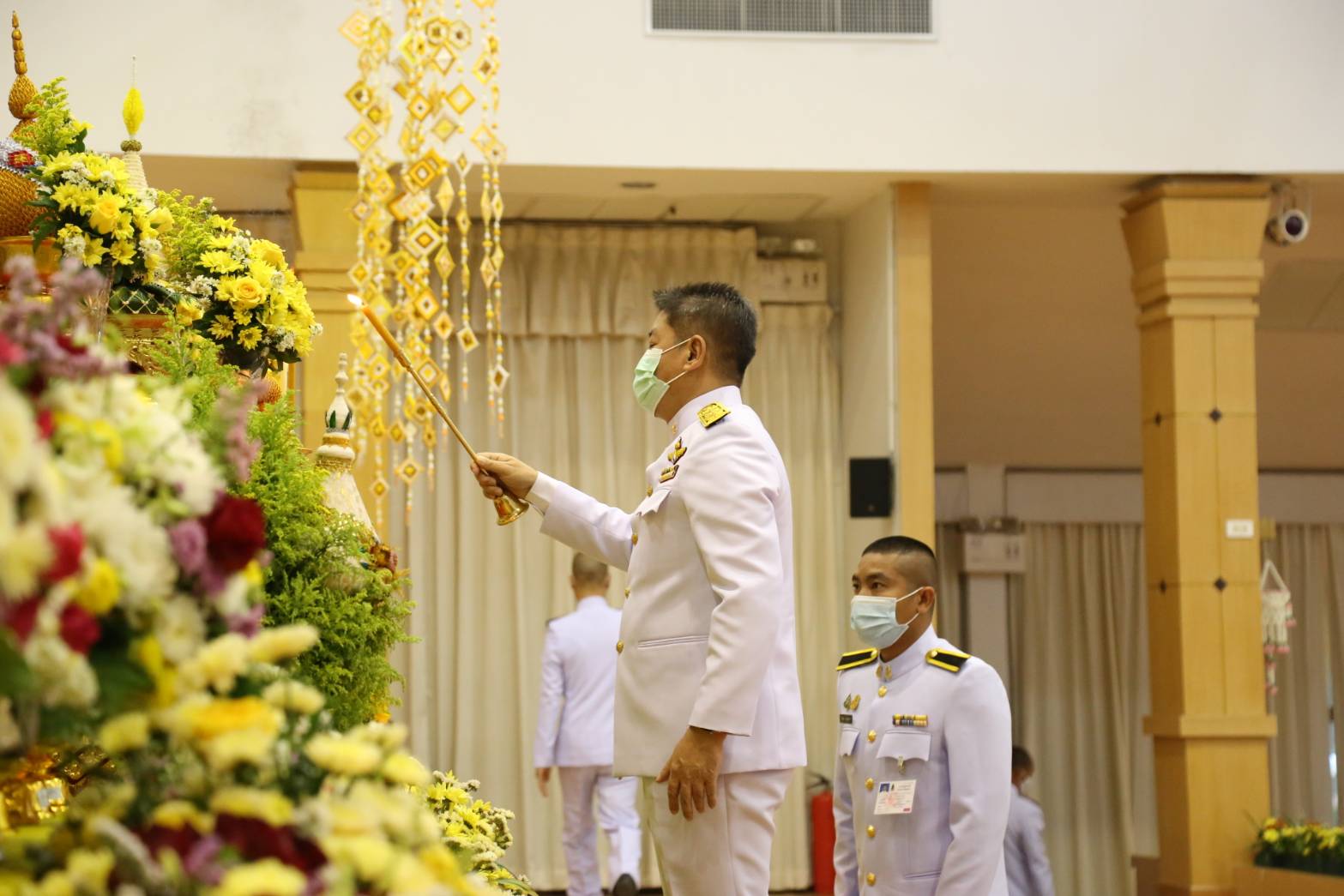 จังหวัดสกลนคร จัดพิธีถวายราชสักการะพระบาทสมเด็จพระบรมชนกาธิเบศร มหาภูมิพลอดุลยเดชมหาราช บรมนาถบพิตร “พระบิดาแห่งมาตรฐานการช่างไทย” เนื่องในวันมาตรฐานฝีมือแรงงานแห่งชาติ ประจำปี 2564