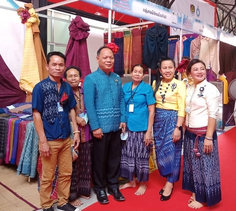 พช.สกลนคร ร่วมงานมหกรรมซื้อขายแลกเปลี่ยนเส้นไหมและผลิตเส้นไหมระดับประเทศ ณ ศูนย์ไหมนครชัยบุรินทร์ อำเภอปักธงชัย จังหวัดนครราชสีมา
