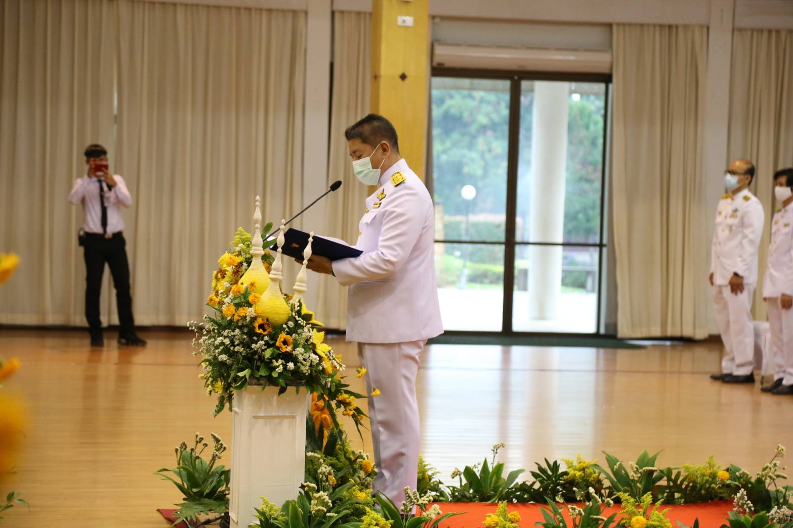 จังหวัดสกลนคร จัดพิธีถวายราชสักการะพระบาทสมเด็จพระบรมชนกาธิเบศร มหาภูมิพลอดุลยเดชมหาราช บรมนาถบพิตร “พระบิดาแห่งมาตรฐานการช่างไทย” เนื่องในวันมาตรฐานฝีมือแรงงานแห่งชาติ ประจำปี 2564