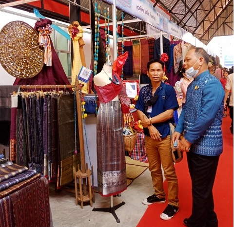 พช.สกลนคร ร่วมงานมหกรรมซื้อขายแลกเปลี่ยนเส้นไหมและผลิตเส้นไหมระดับประเทศ ณ ศูนย์ไหมนครชัยบุรินทร์ อำเภอปักธงชัย จังหวัดนครราชสีมา