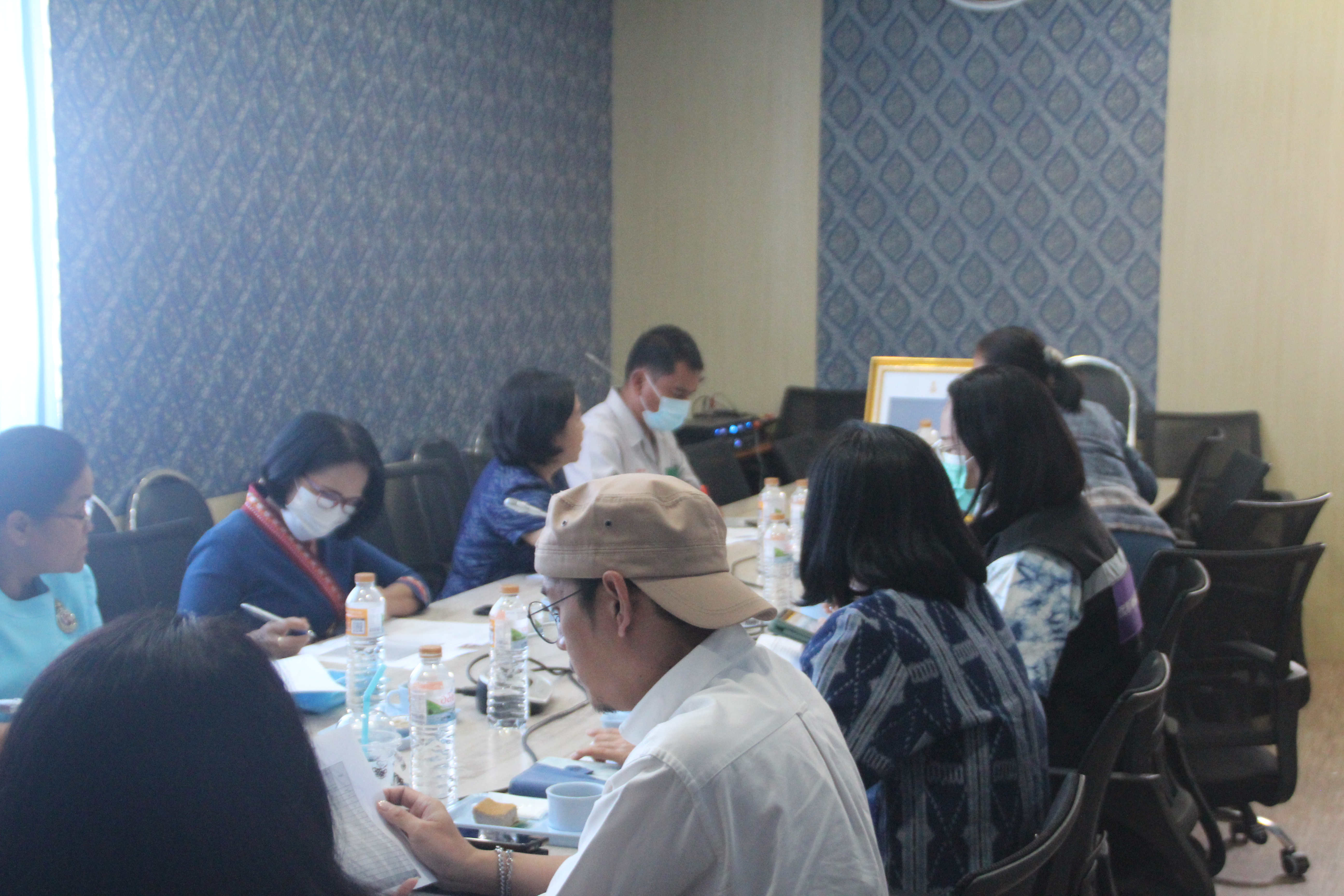 จังหวัดสกลนคร ประชุมคณะกรรมการตัดสินการประกวดผ้าทอมือลายพระราชทานและการประกวดออกแบบตัดเย็บชุดสวมใส่ ”ผ้ามัดหมี่ลายขอเจ้าฟ้าสิริวัณณวรีฯ”