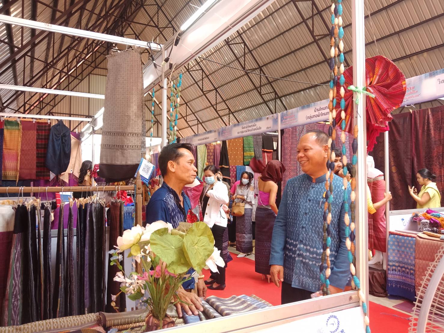 พช.สกลนคร ร่วมงานมหกรรมซื้อขายแลกเปลี่ยนเส้นไหมและผลิตเส้นไหมระดับประเทศ ณ ศูนย์ไหมนครชัยบุรินทร์ อำเภอปักธงชัย จังหวัดนครราชสีมา