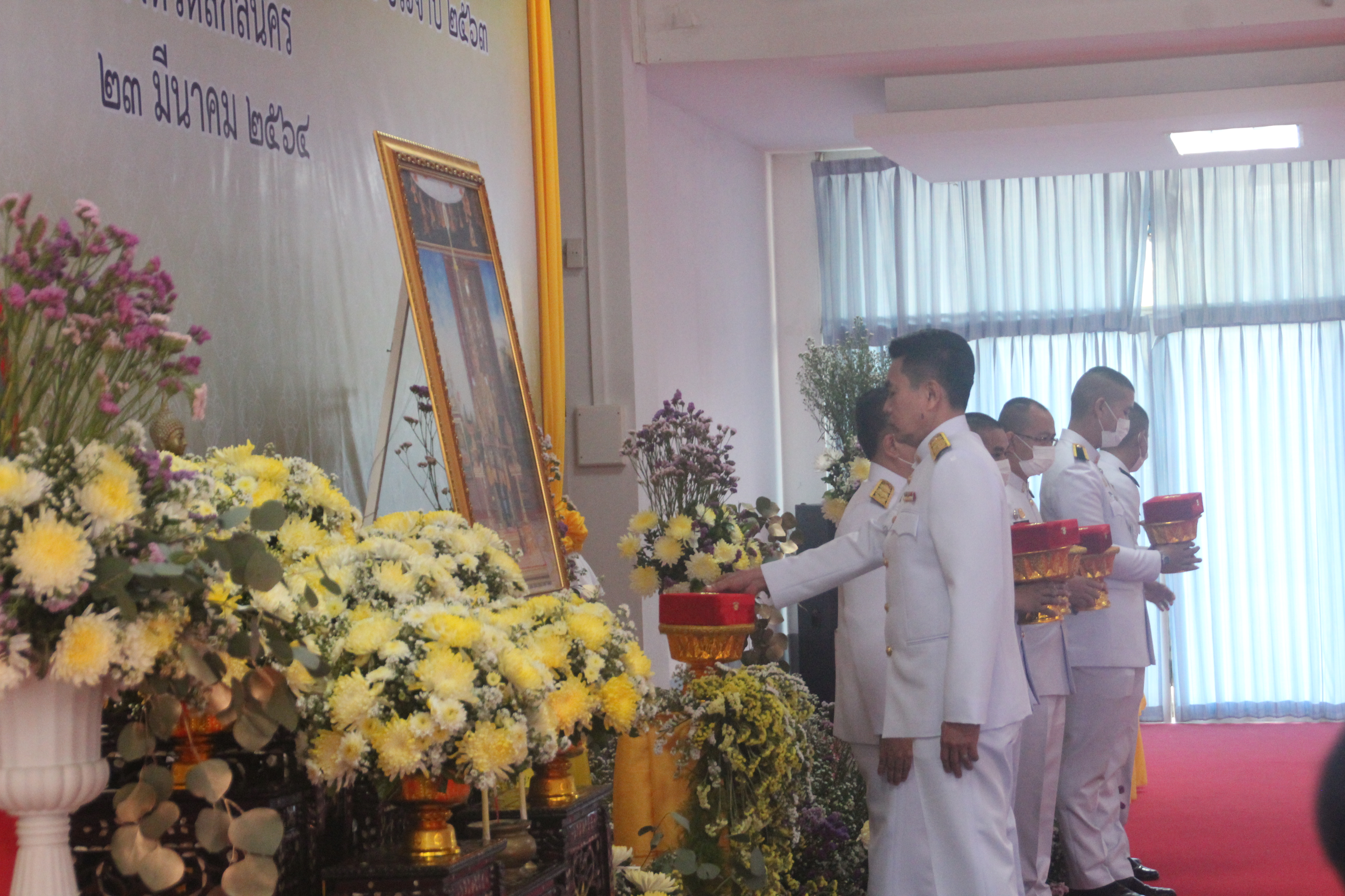 จังหวัดสกลนคร จัดพิธีรับพระราชทานเครื่องราชอิสริยาภรณ์ชั้นสายสะพาย ประจำปี 2563