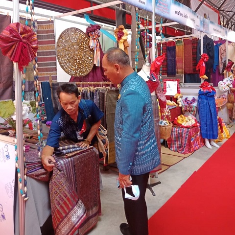 พช.สกลนคร ร่วมงานมหกรรมซื้อขายแลกเปลี่ยนเส้นไหมและผลิตเส้นไหมระดับประเทศ ณ ศูนย์ไหมนครชัยบุรินทร์ อำเภอปักธงชัย จังหวัดนครราชสีมา