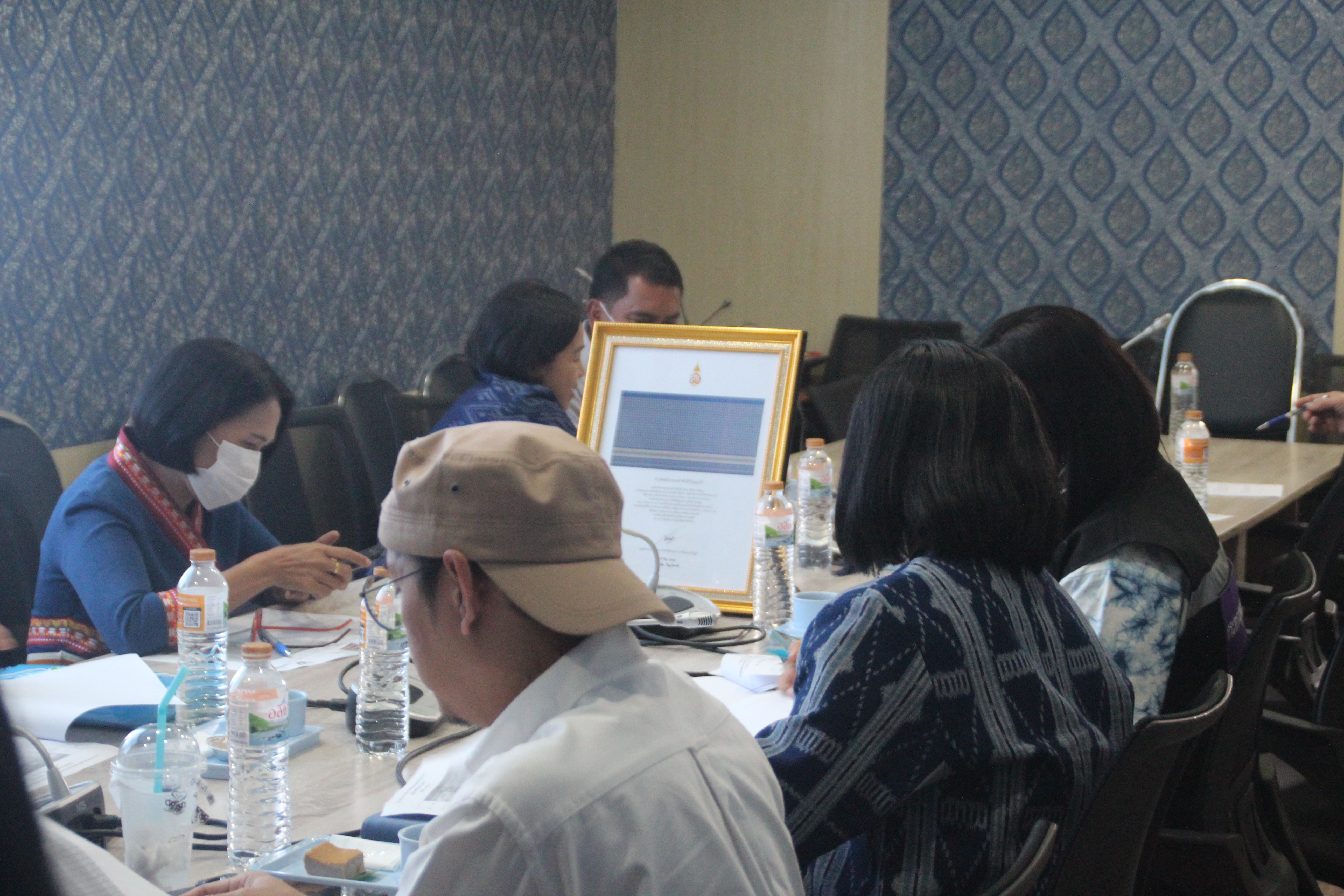 จังหวัดสกลนคร ประชุมคณะกรรมการตัดสินการประกวดผ้าทอมือลายพระราชทานและการประกวดออกแบบตัดเย็บชุดสวมใส่ ”ผ้ามัดหมี่ลายขอเจ้าฟ้าสิริวัณณวรีฯ”
