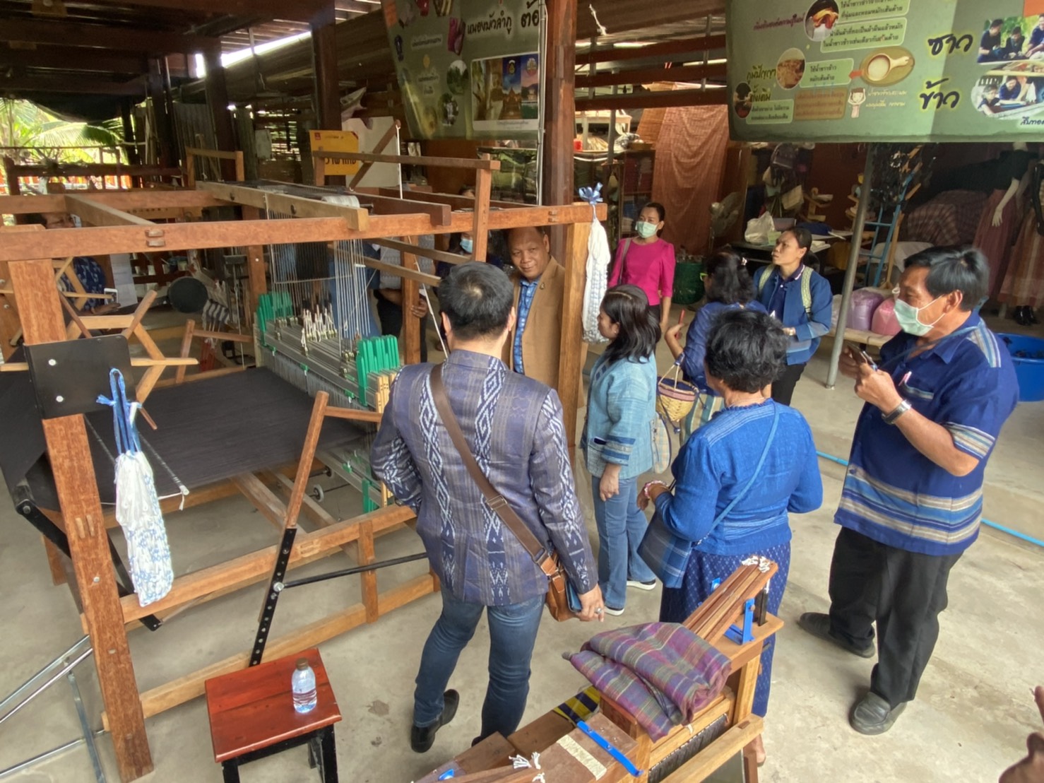 พช.สกลนคร ร่วมกับกลุ่มทอผ้าบ้านดอนกอย เตรียมความพร้อมสู่การจัดตั้งสถาบันการอนุรักษ์และสืบสานภูมิปัญญาครามสกลนคร