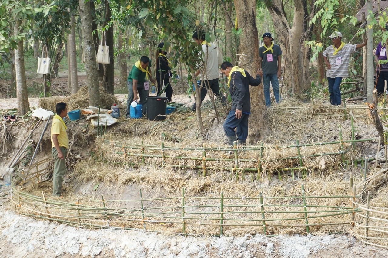 วันที่ 4 โครงการสร้างแกนนำขับเคลื่อนหมู่บ้านเศรษฐกิจพอเพียง รุ่นที่ 2 ณ ศูนย์กสิกรรมธรรมชาติฅนฮักถิ่น สกลนคร